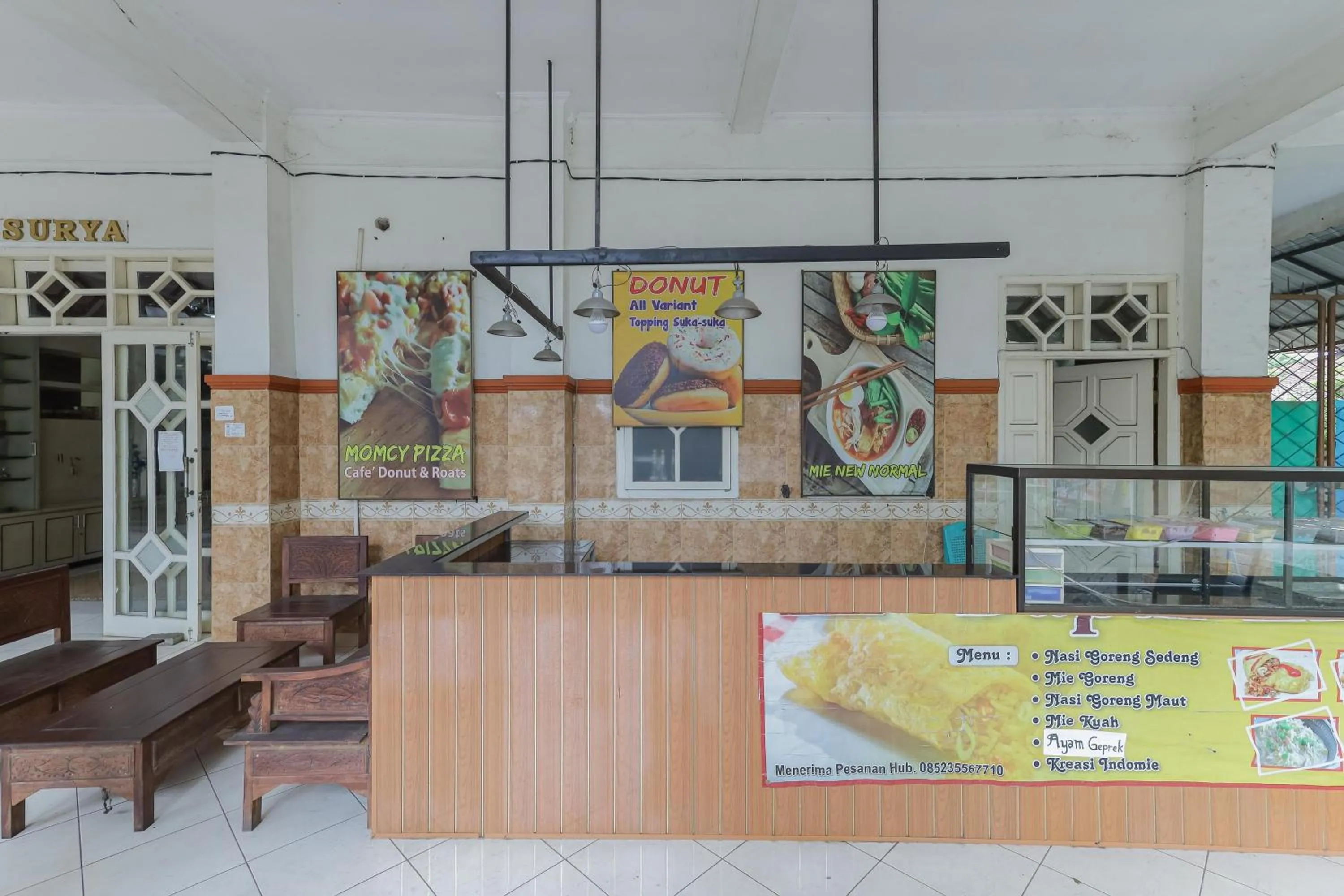 Dining area in RedDoorz Syariah at Mojosari