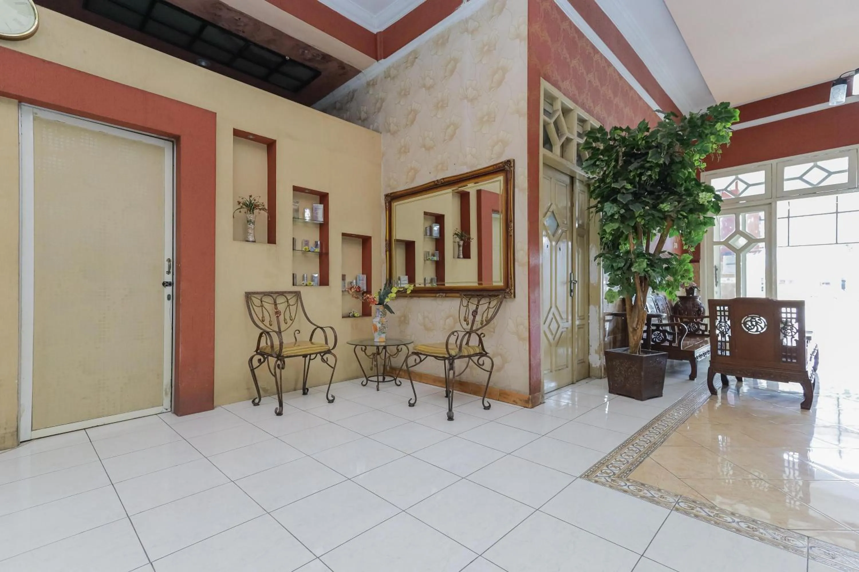 Seating area in RedDoorz Syariah at Mojosari