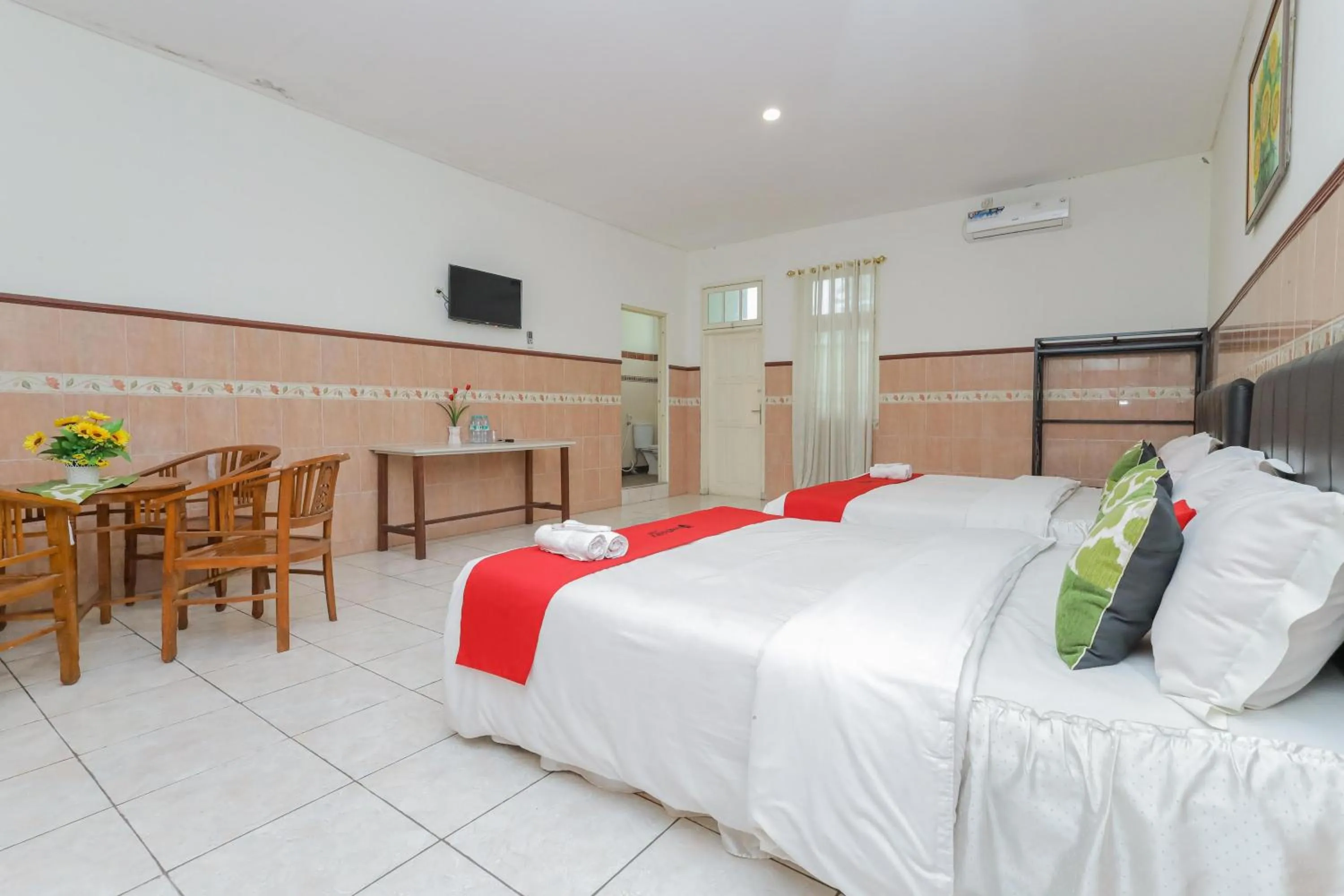 Bedroom, Bed in RedDoorz Syariah at Mojosari