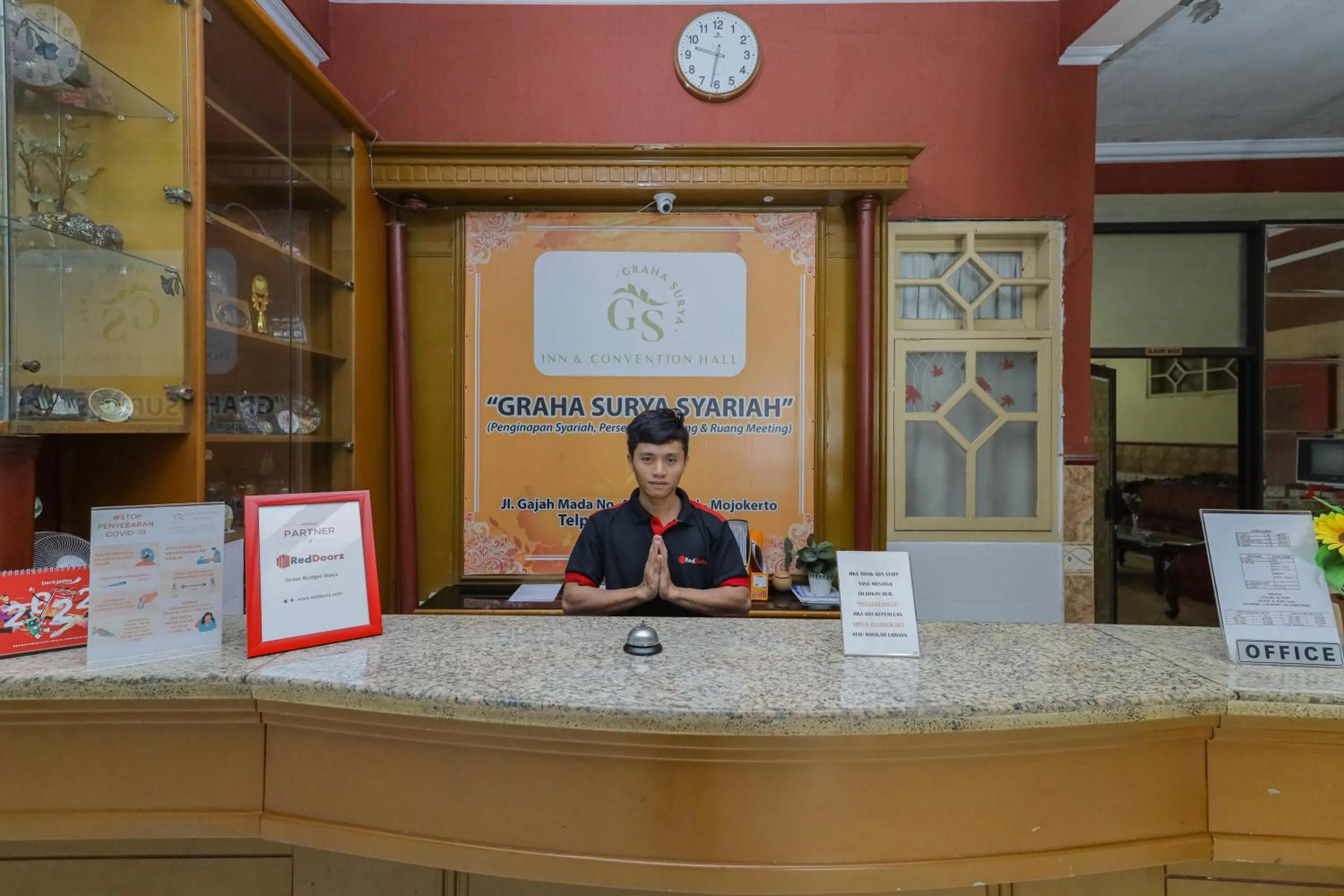 Lobby or reception in RedDoorz Syariah at Mojosari