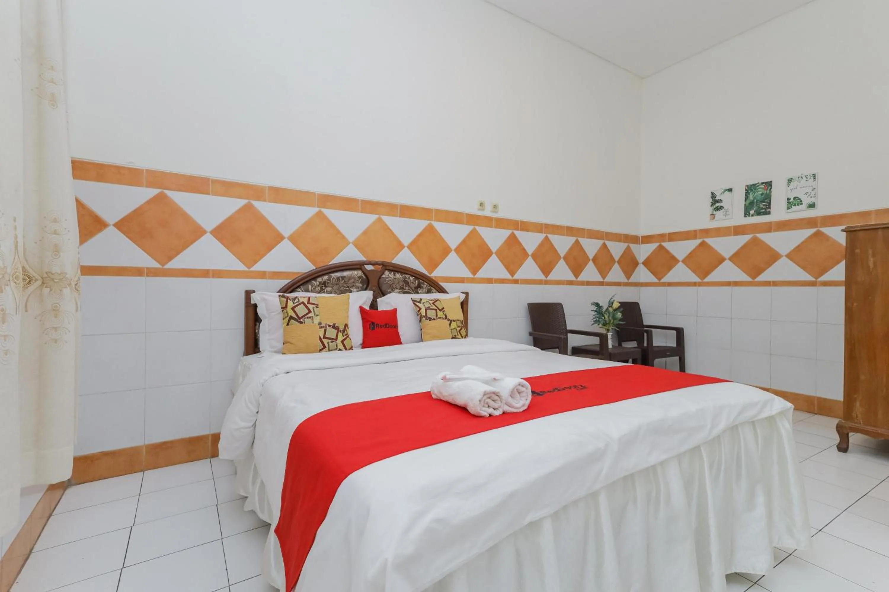 Bedroom, Bed in RedDoorz Syariah at Mojosari