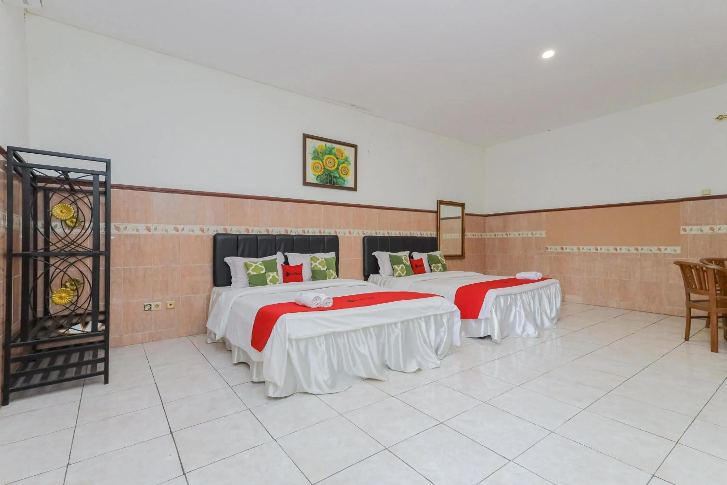 Bedroom, Bed in RedDoorz Syariah at Mojosari