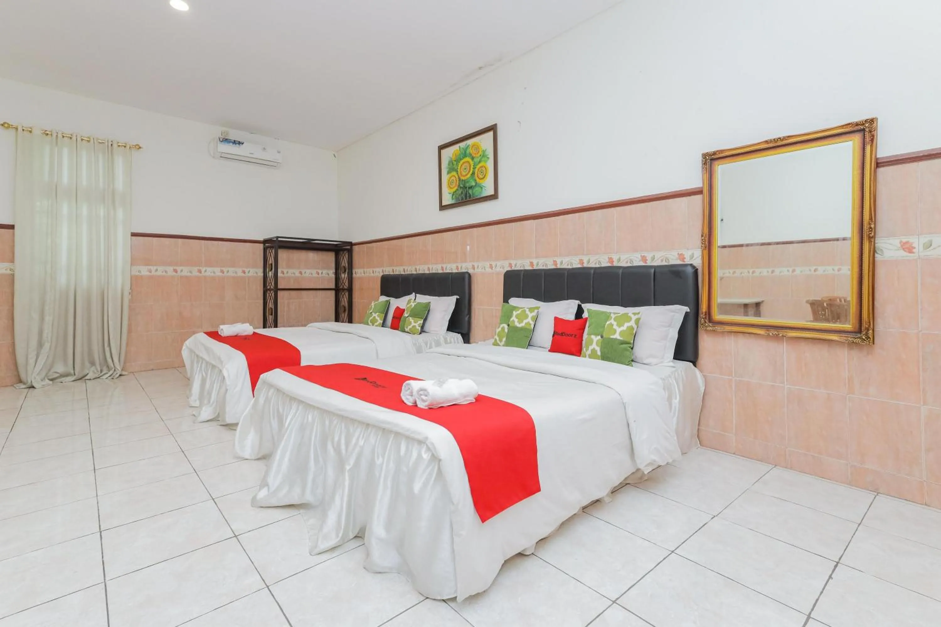 Bedroom, Bed in RedDoorz Syariah at Mojosari