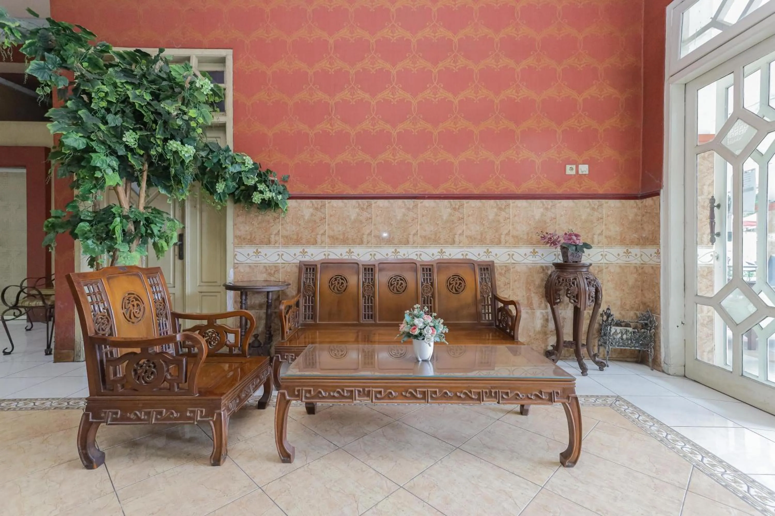 Living room in RedDoorz Syariah at Mojosari