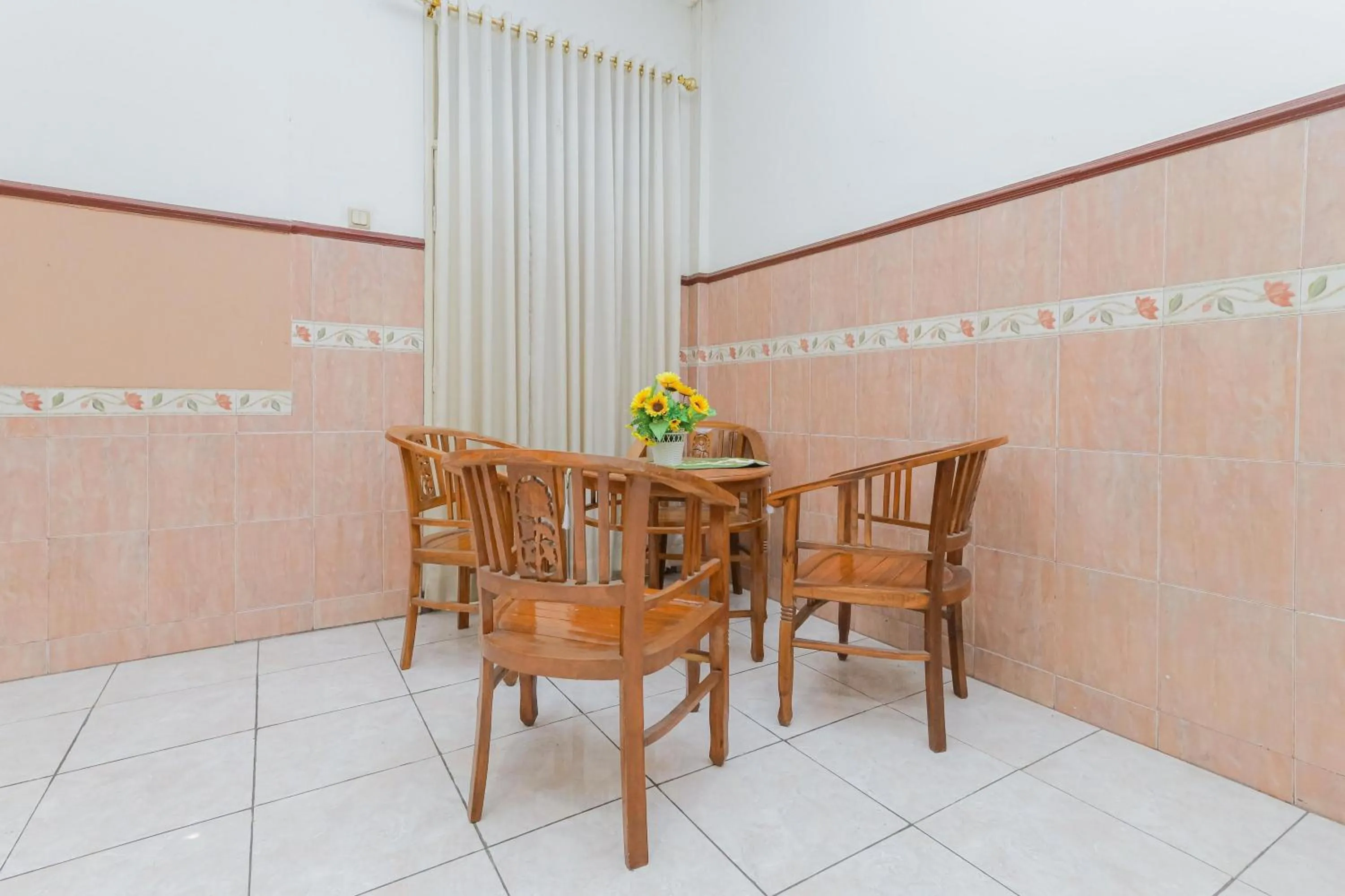 Seating area in RedDoorz Syariah at Mojosari