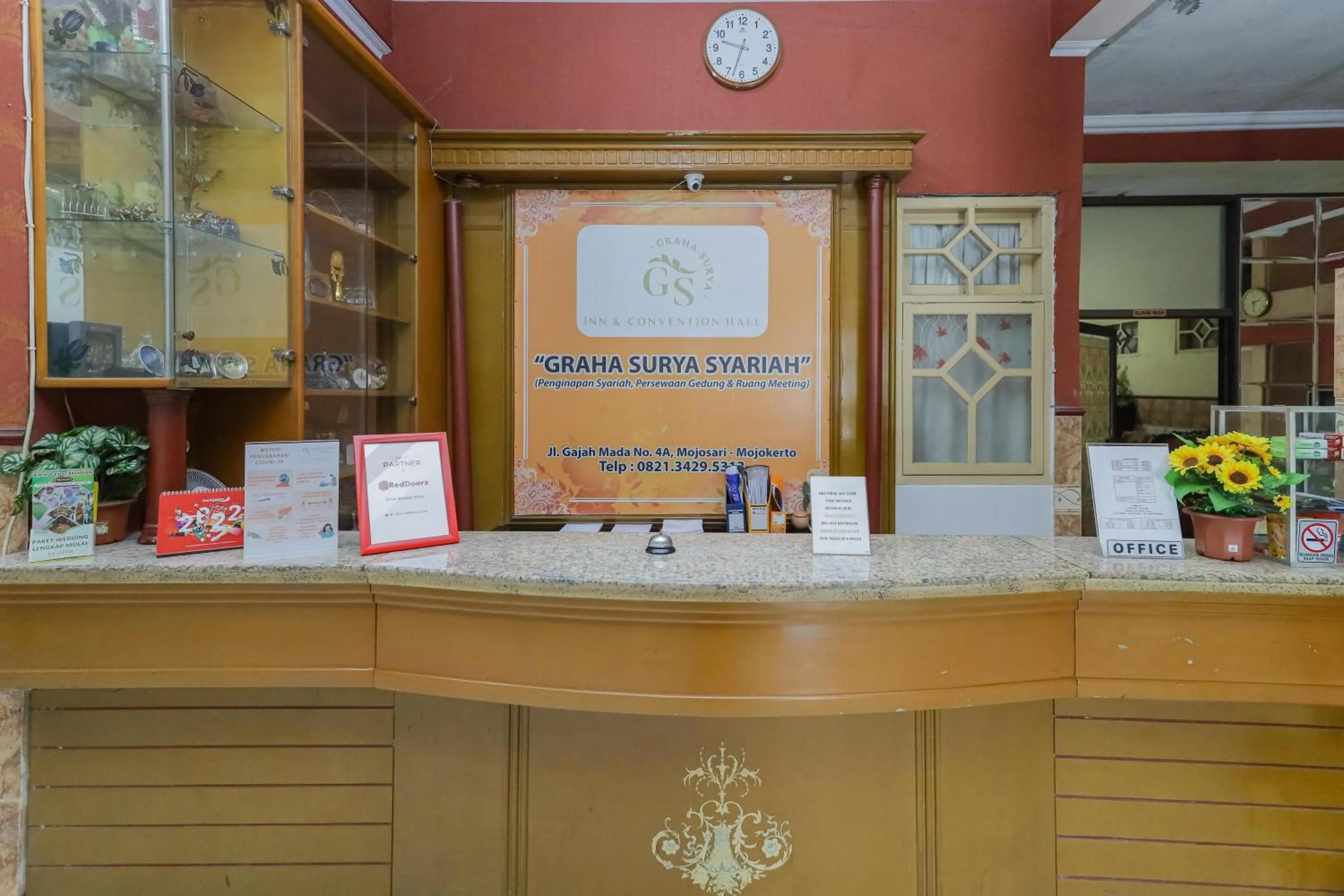 Lobby or reception in RedDoorz Syariah at Mojosari