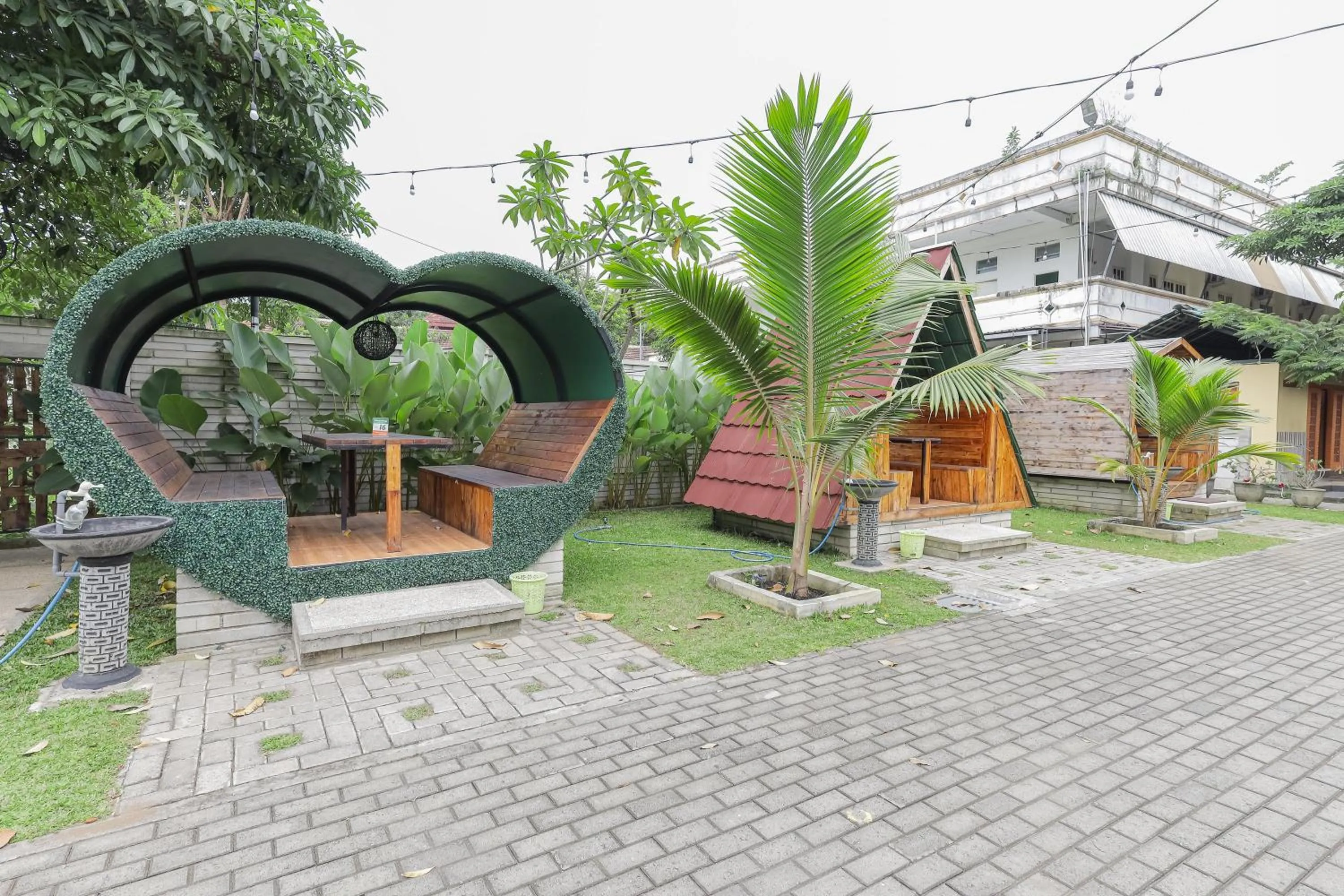 Seating area in RedDoorz Syariah at Mojosari