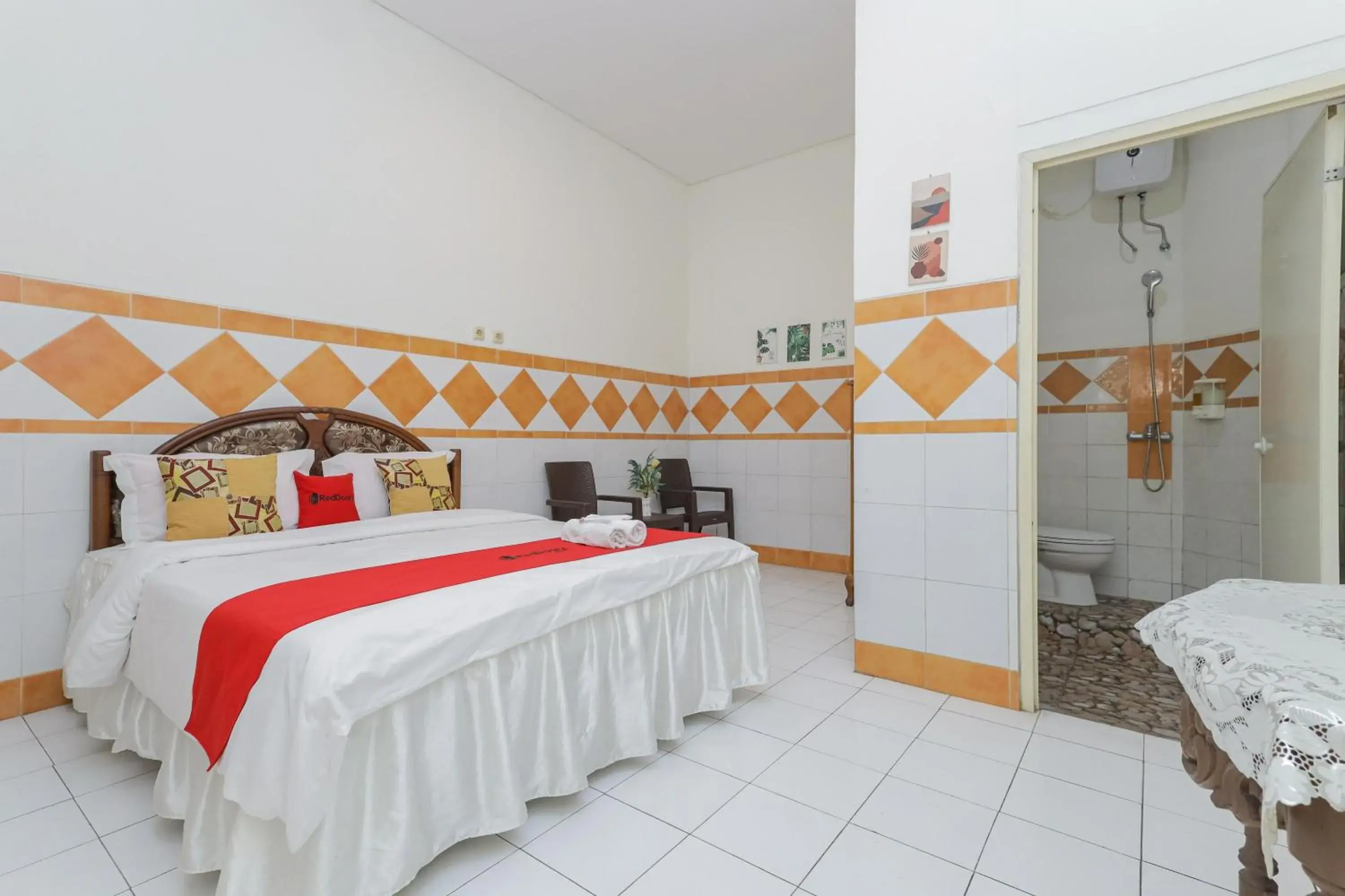 Standard Double Room in RedDoorz Syariah at Mojosari Standard Double Room in RedDoorz Syariah at Mojosari