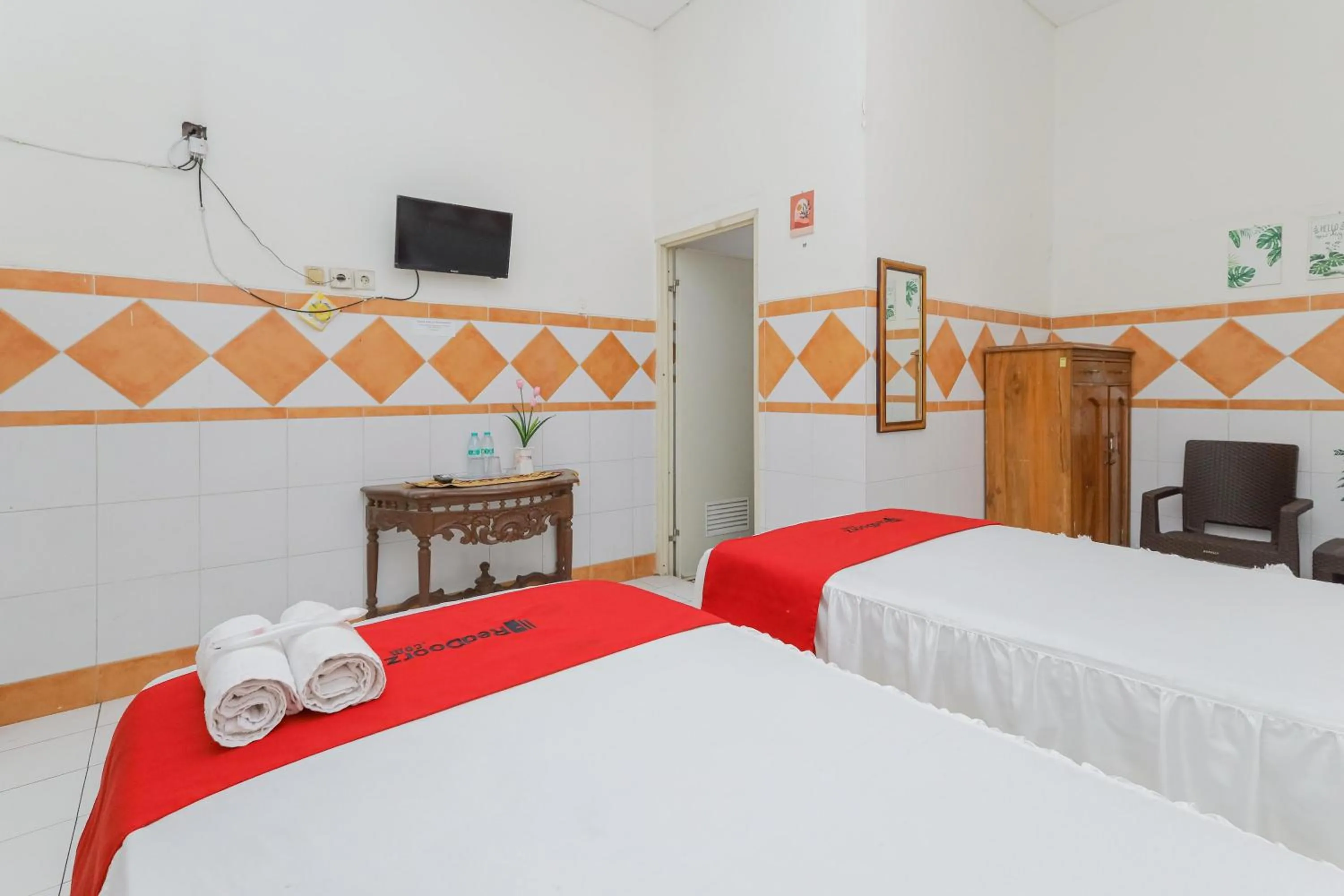 Bedroom, Bed in RedDoorz Syariah at Mojosari