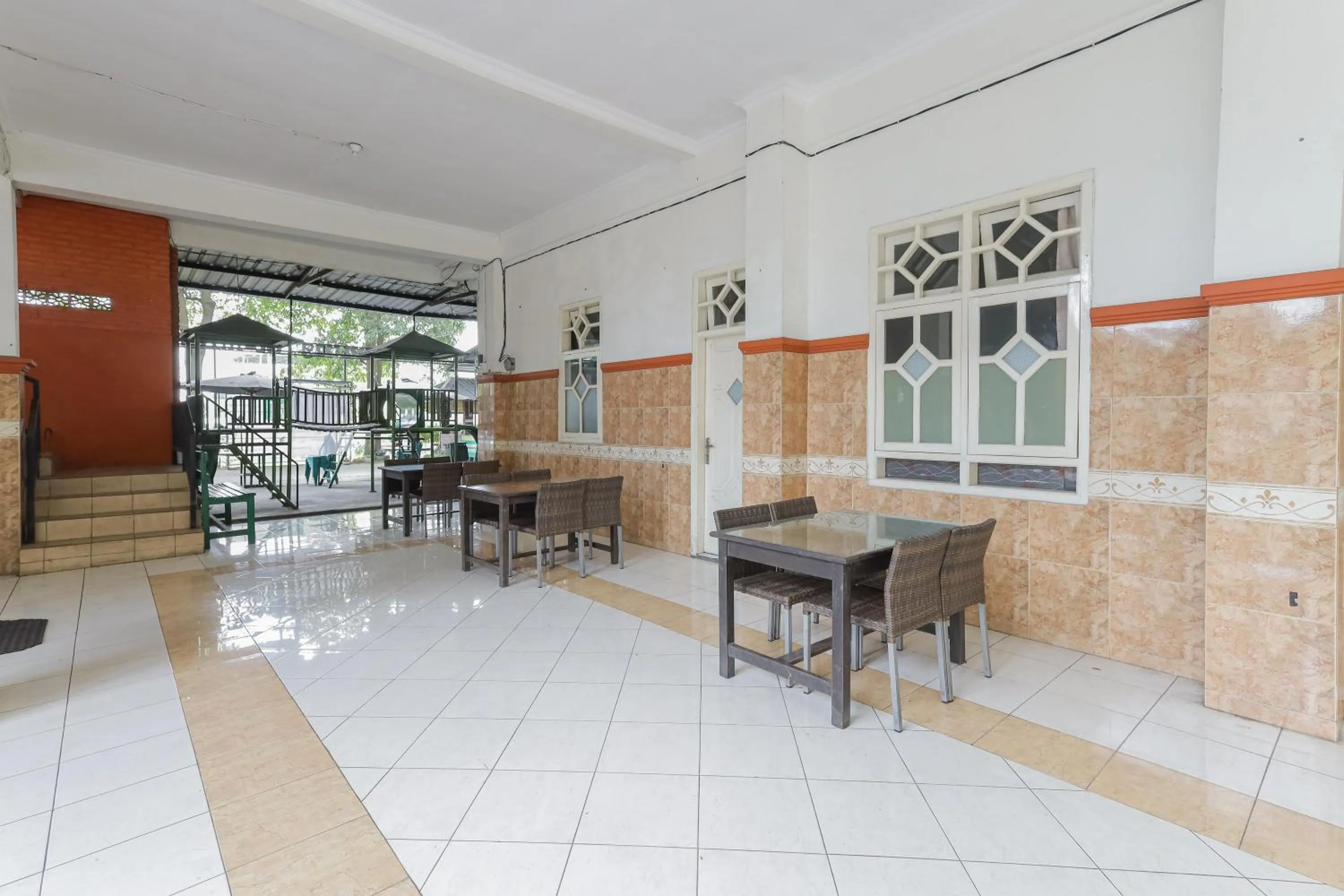 Dining area in RedDoorz Syariah at Mojosari