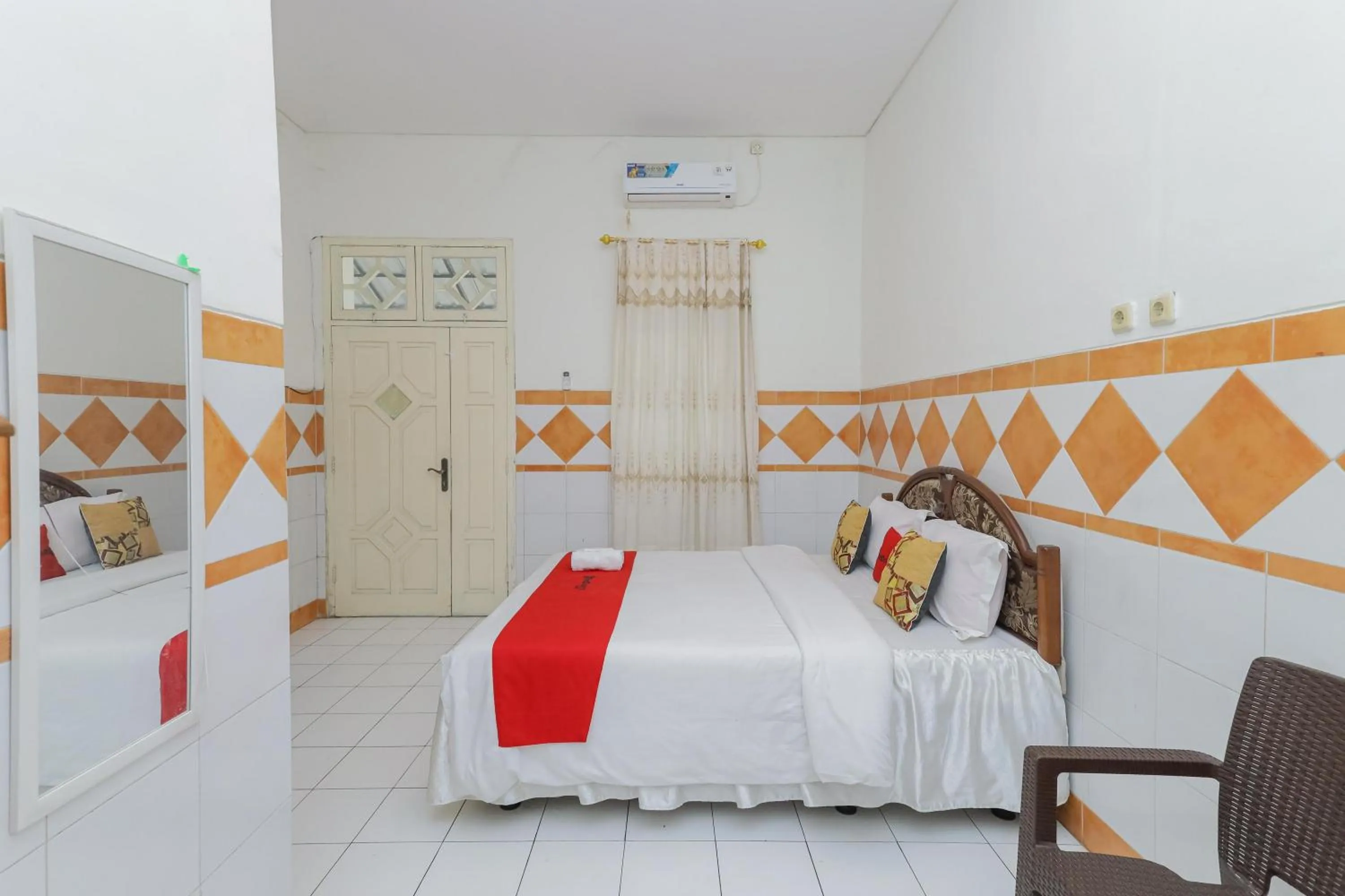 Bedroom, Bed in RedDoorz Syariah at Mojosari