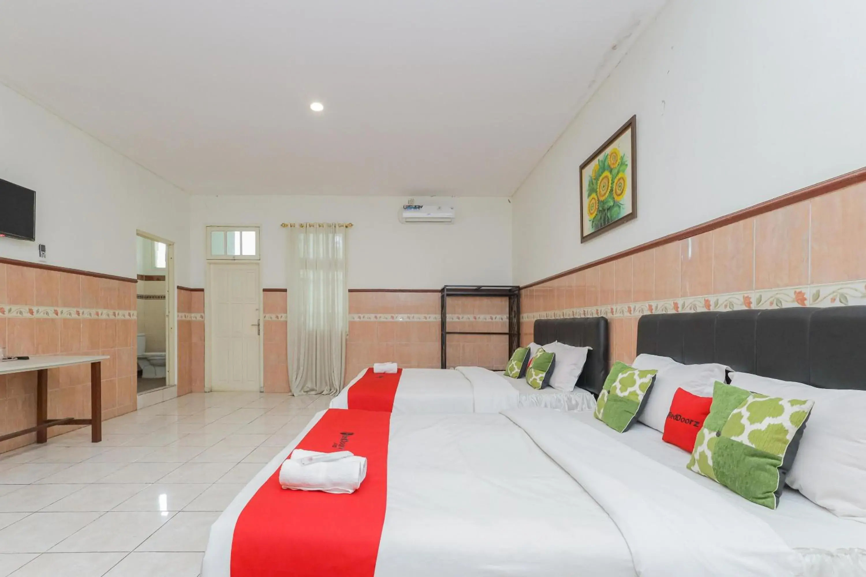 Family Room in RedDoorz Syariah at Mojosari Family Room in RedDoorz Syariah at Mojosari