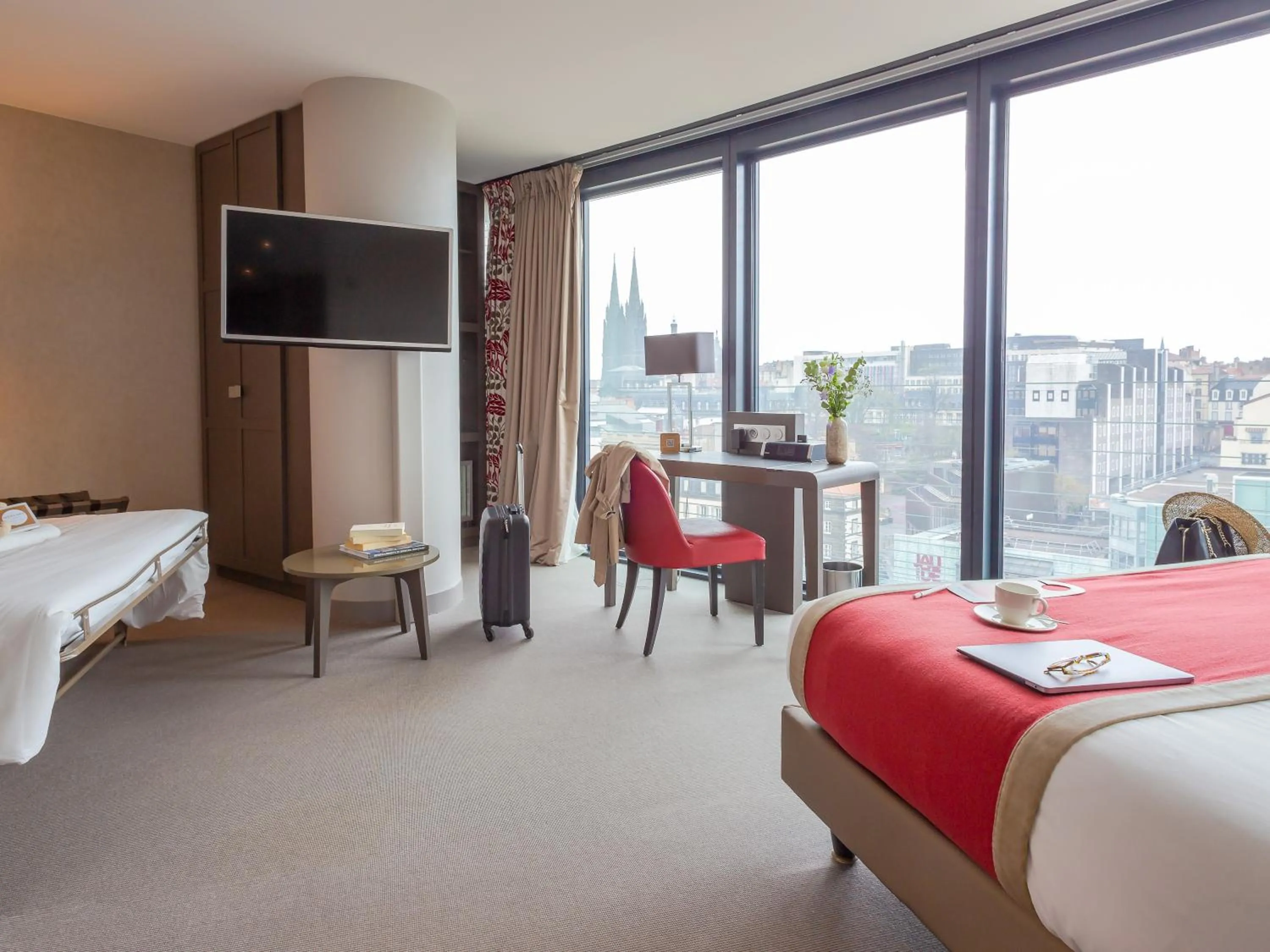 View (from property/room), Bed in Mercure Clermont Ferrand centre Jaude