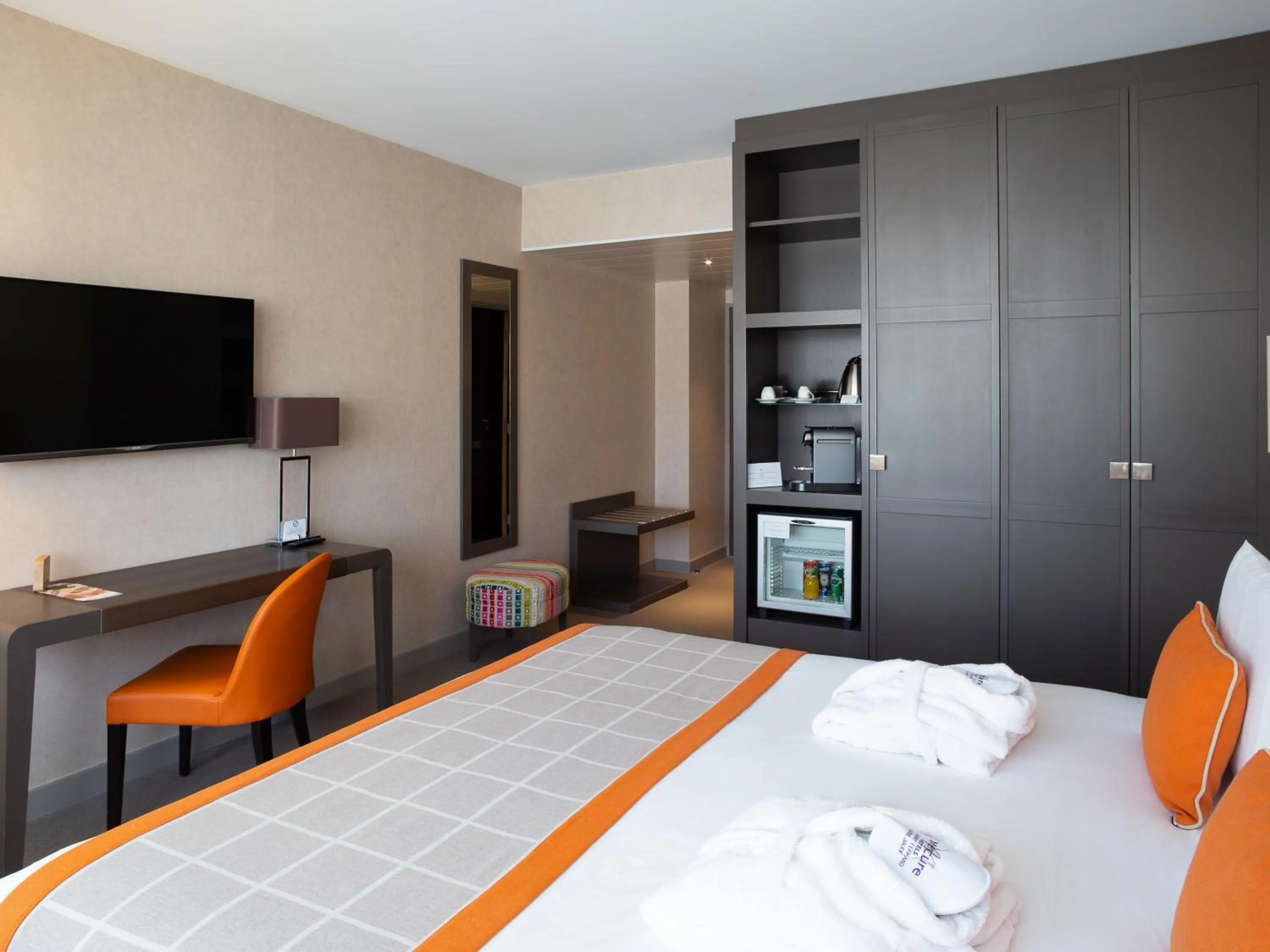 Photo of the whole room, Bed in Mercure Clermont Ferrand centre Jaude