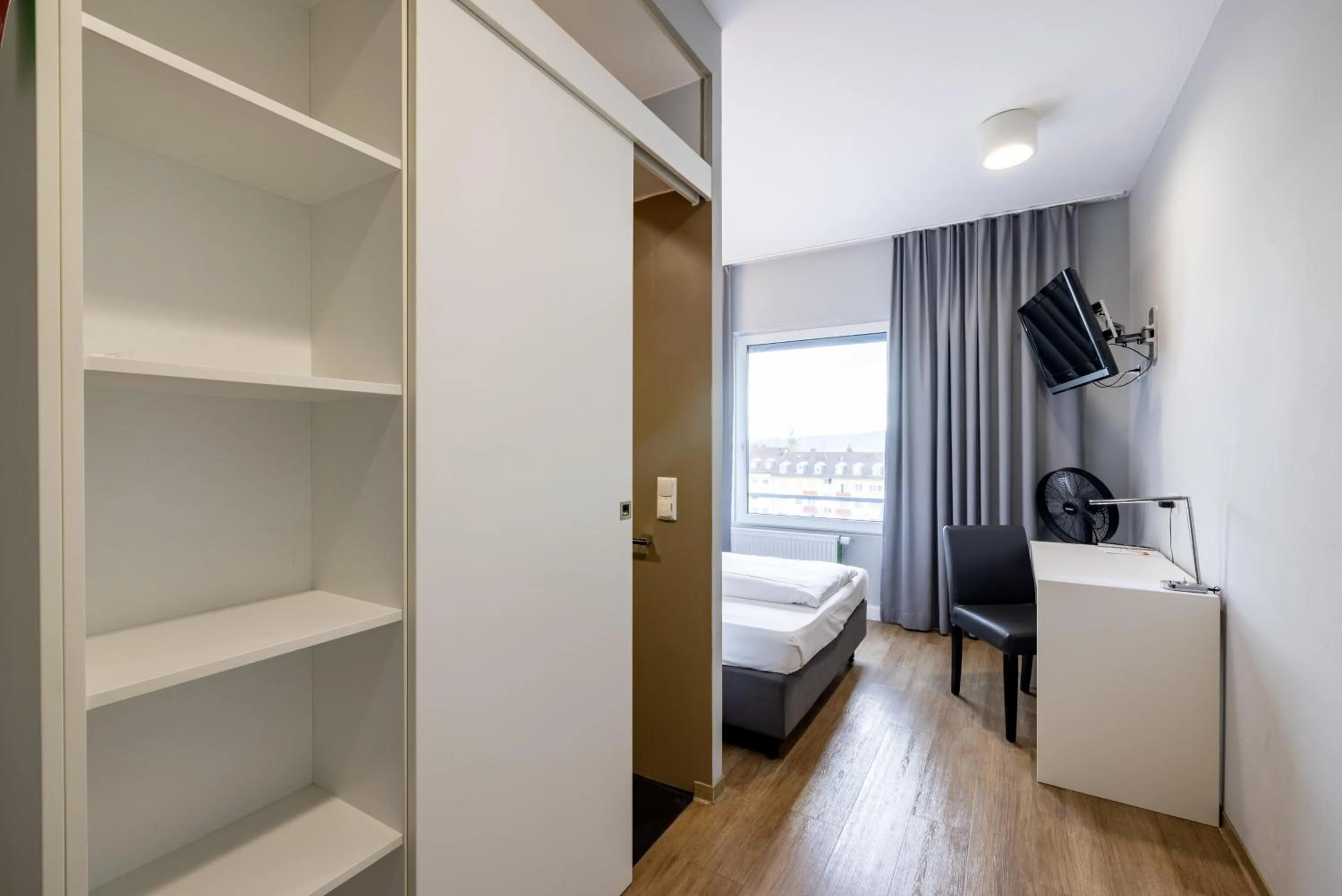 Photo of the whole room, Bed in mk hotel stuttgart