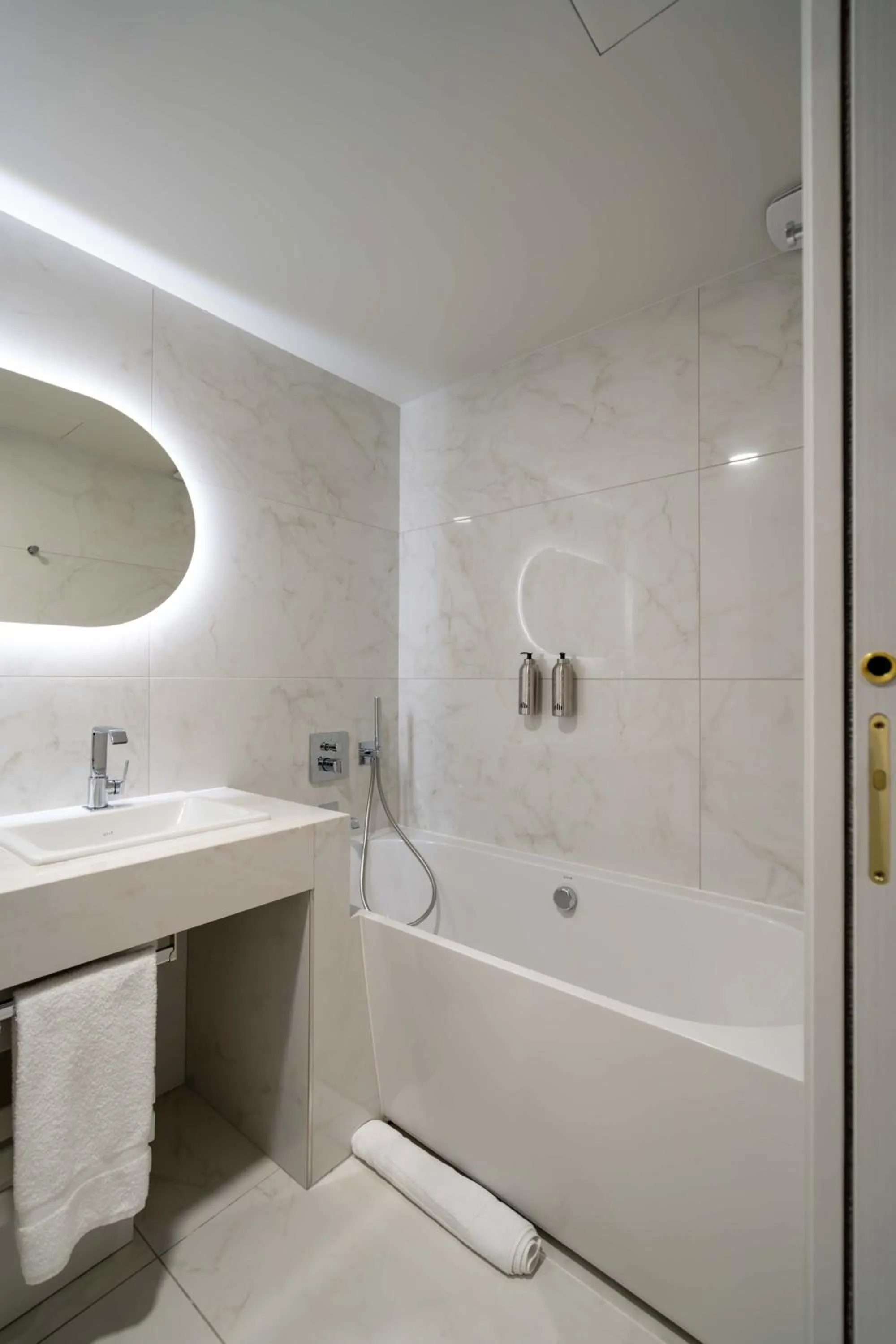 Shower in Hôtel et Restaurant Le Regina