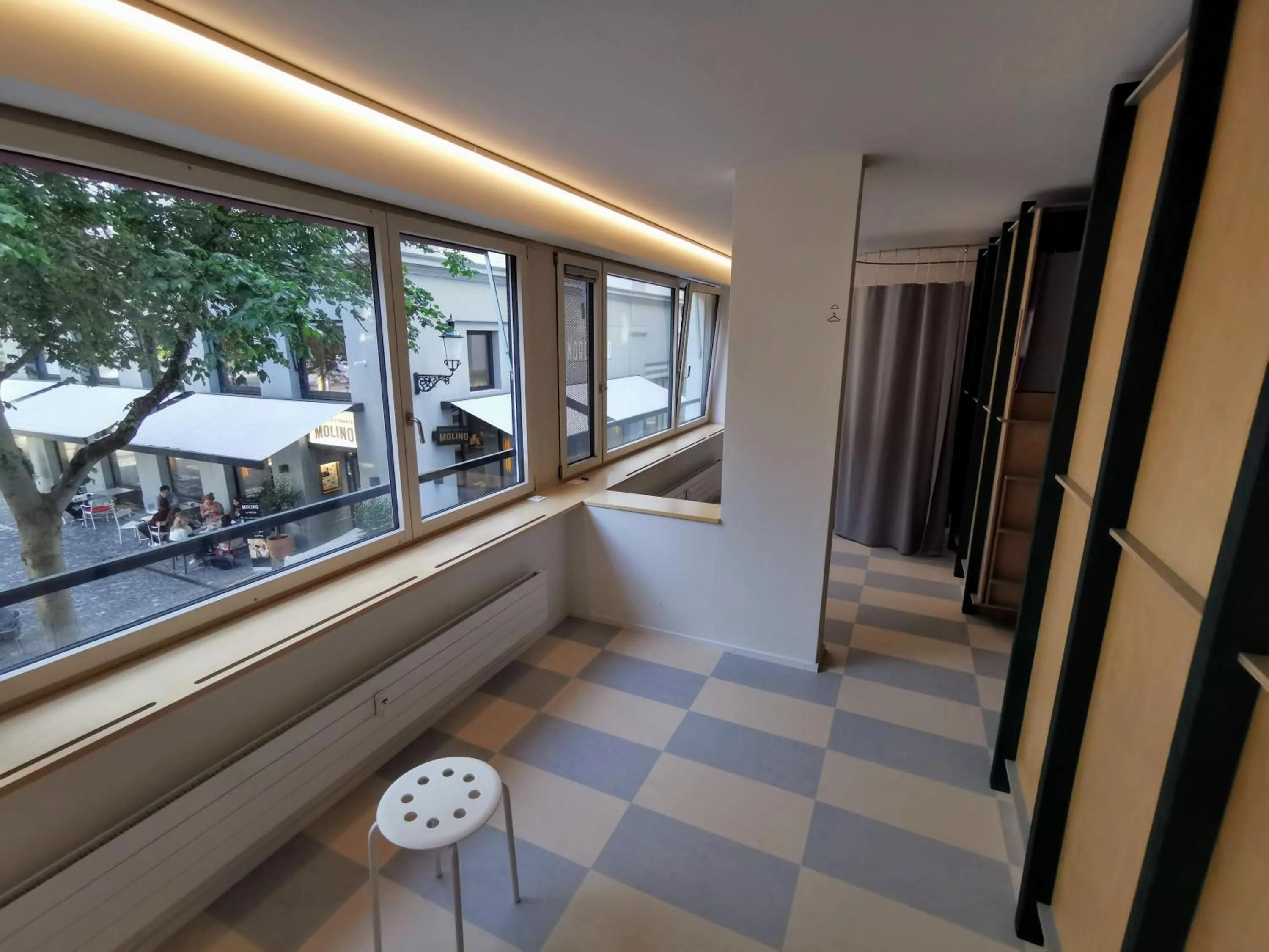 Restaurant/places to eat in Green Marmot Capsule Hotel Zürich