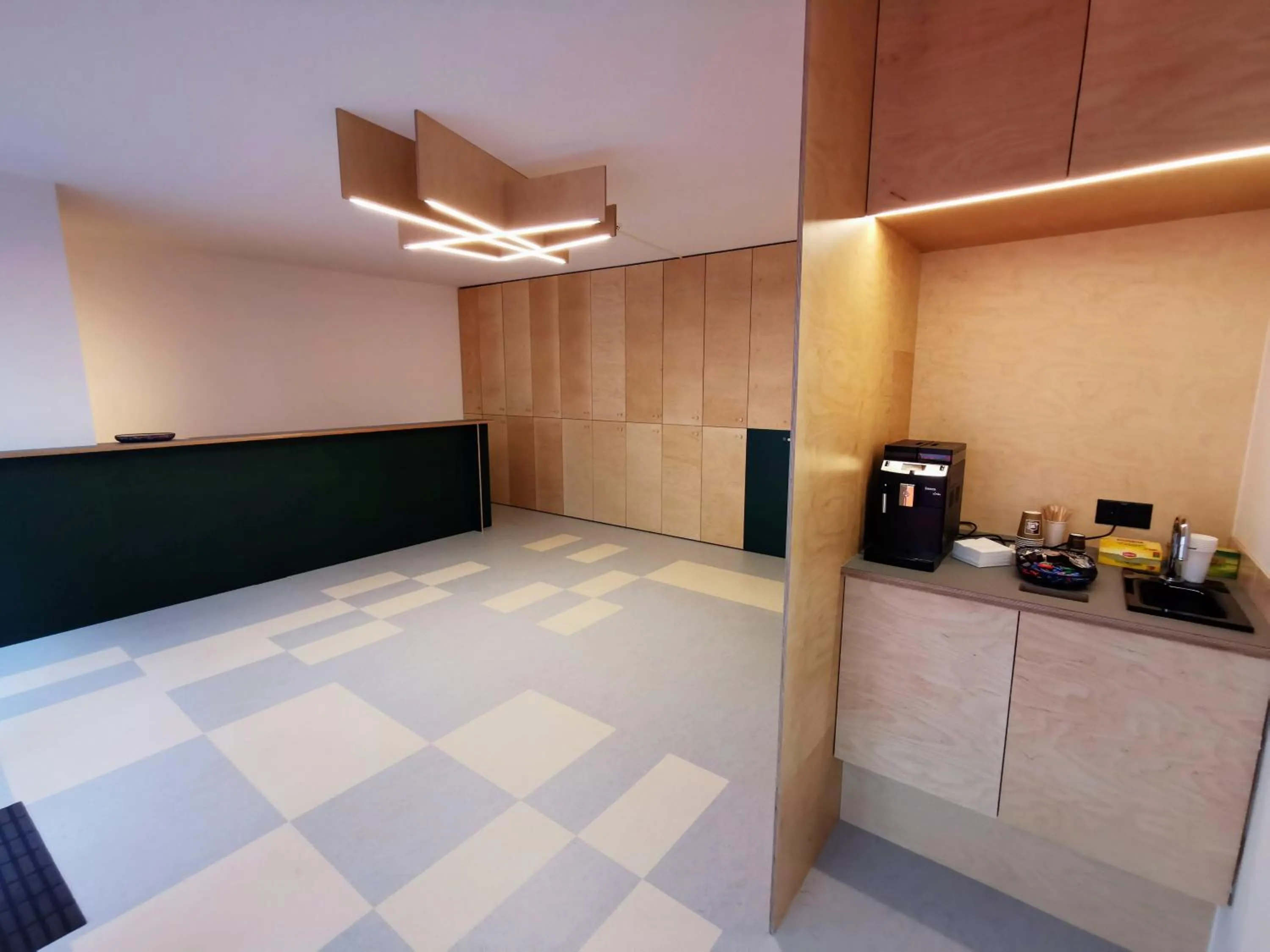 Coffee/tea facilities in Green Marmot Capsule Hotel Zürich