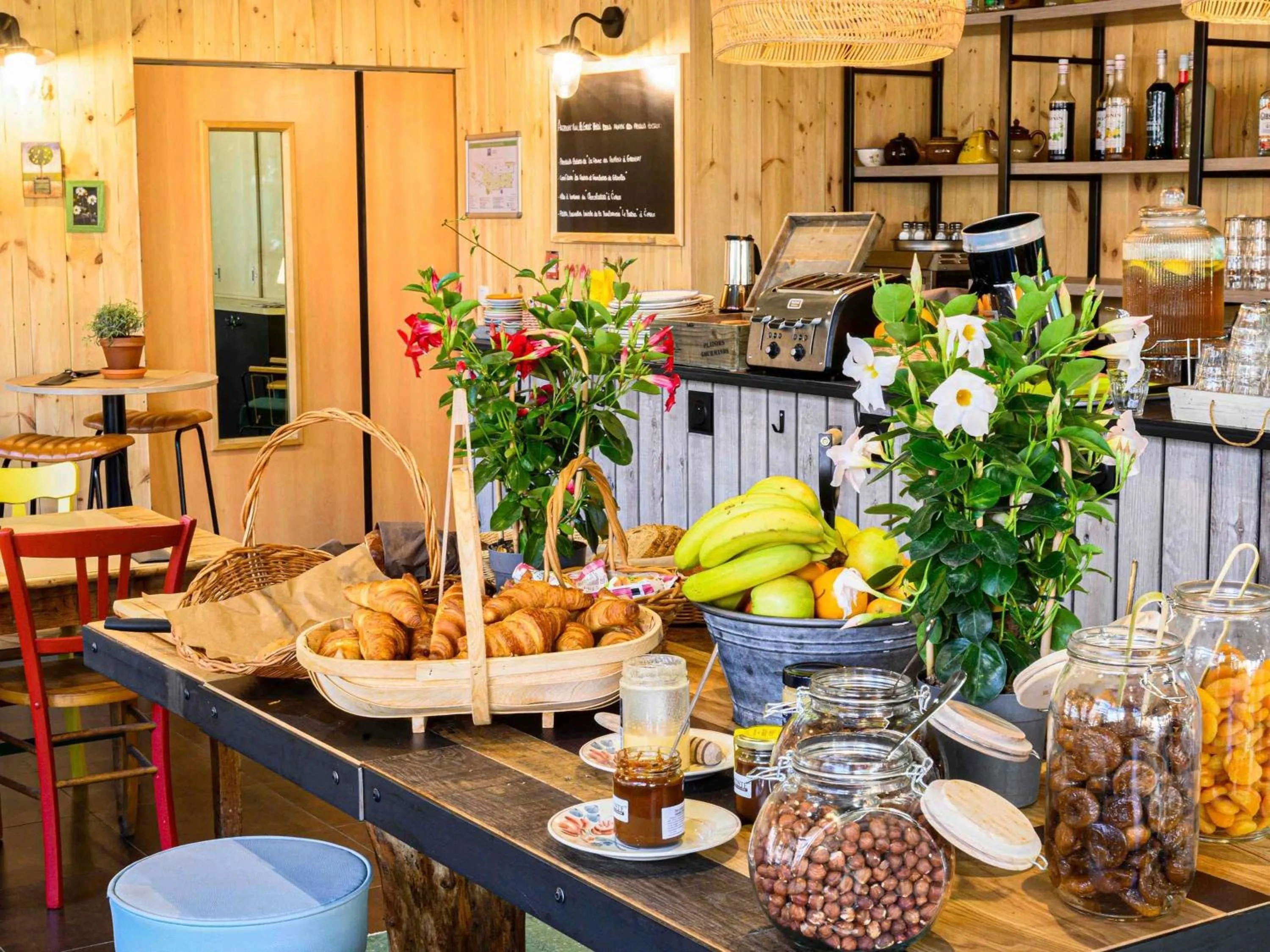 Property building in Greet Hotel Evreux Centre - Route de Normandie by Accor