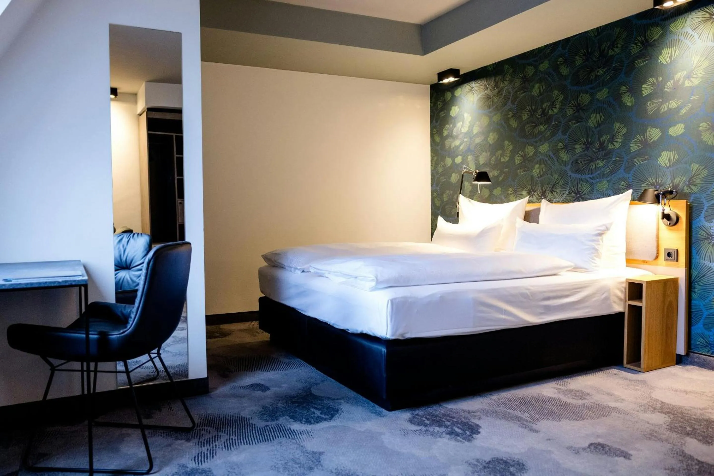 Photo of the whole room, Bed in Motel One Frankfurt-Hauptbahnhof