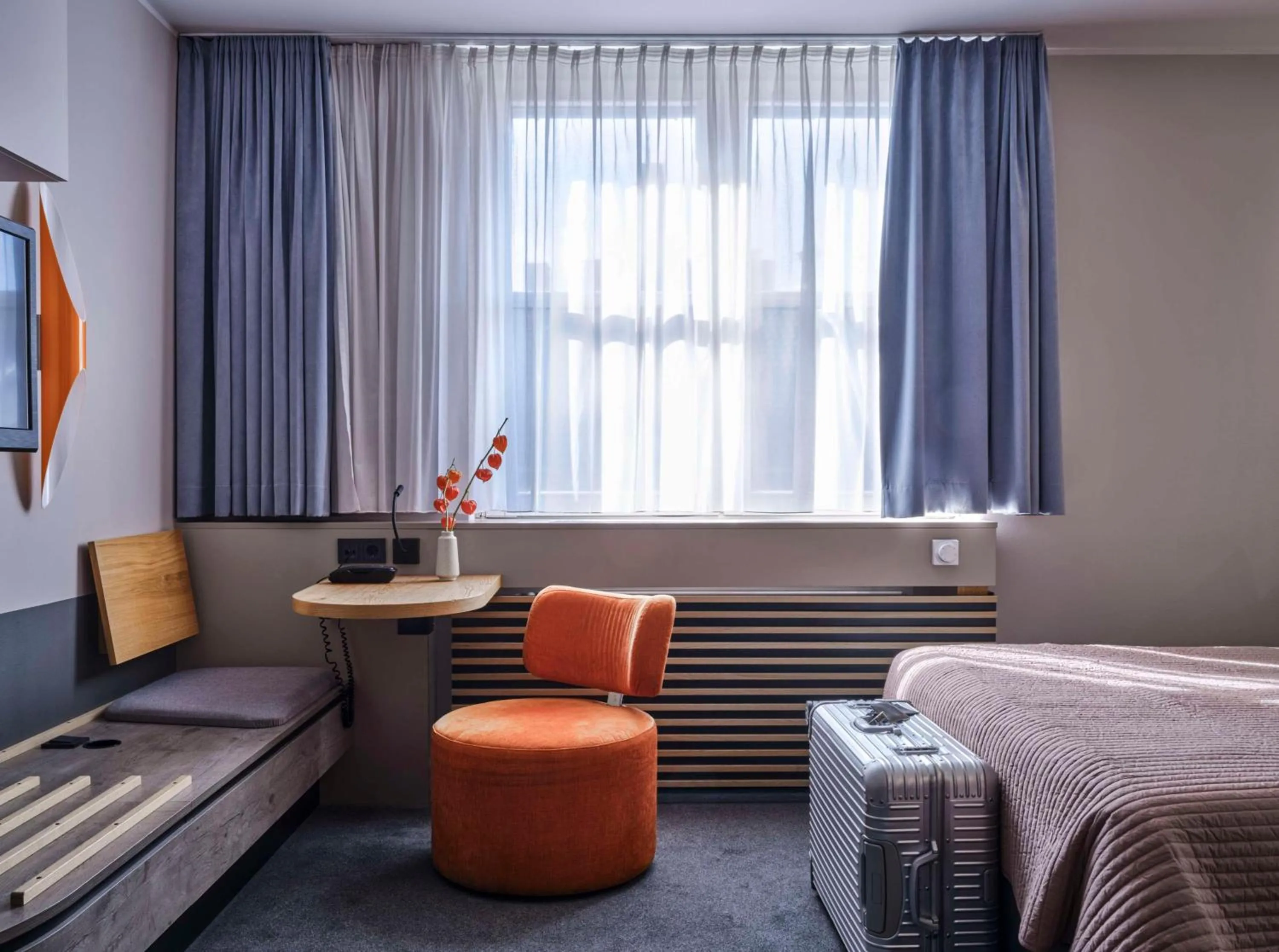 Living room, Bed in Flemings Hotel Frankfurt-Central