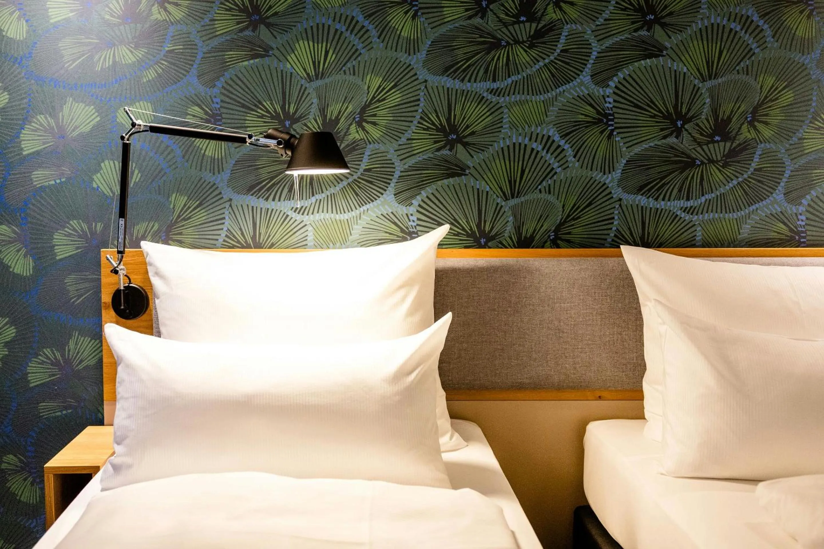 Photo of the whole room in Motel One Frankfurt-Hauptbahnhof