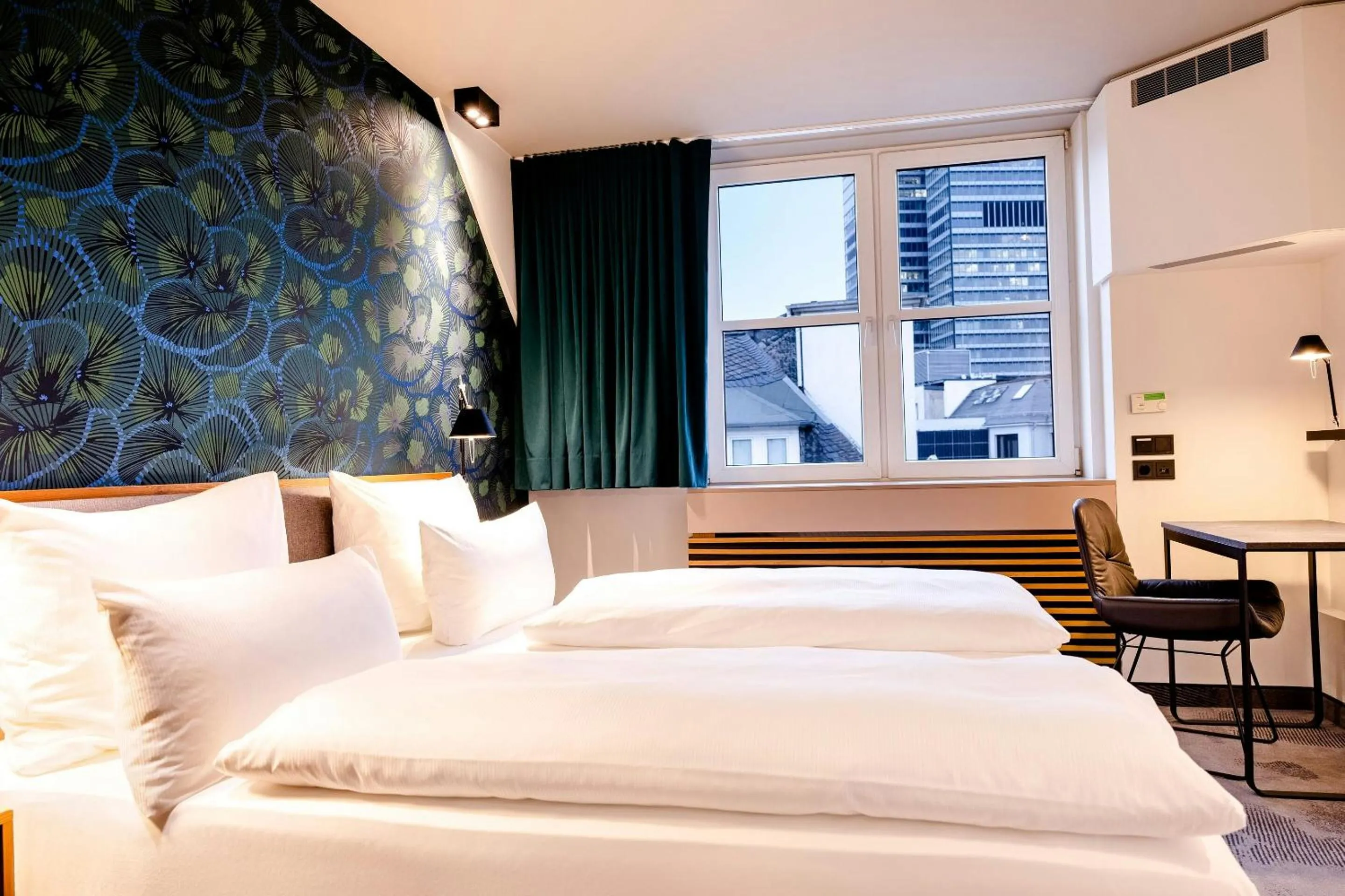 Photo of the whole room, Bed in Motel One Frankfurt-Hauptbahnhof