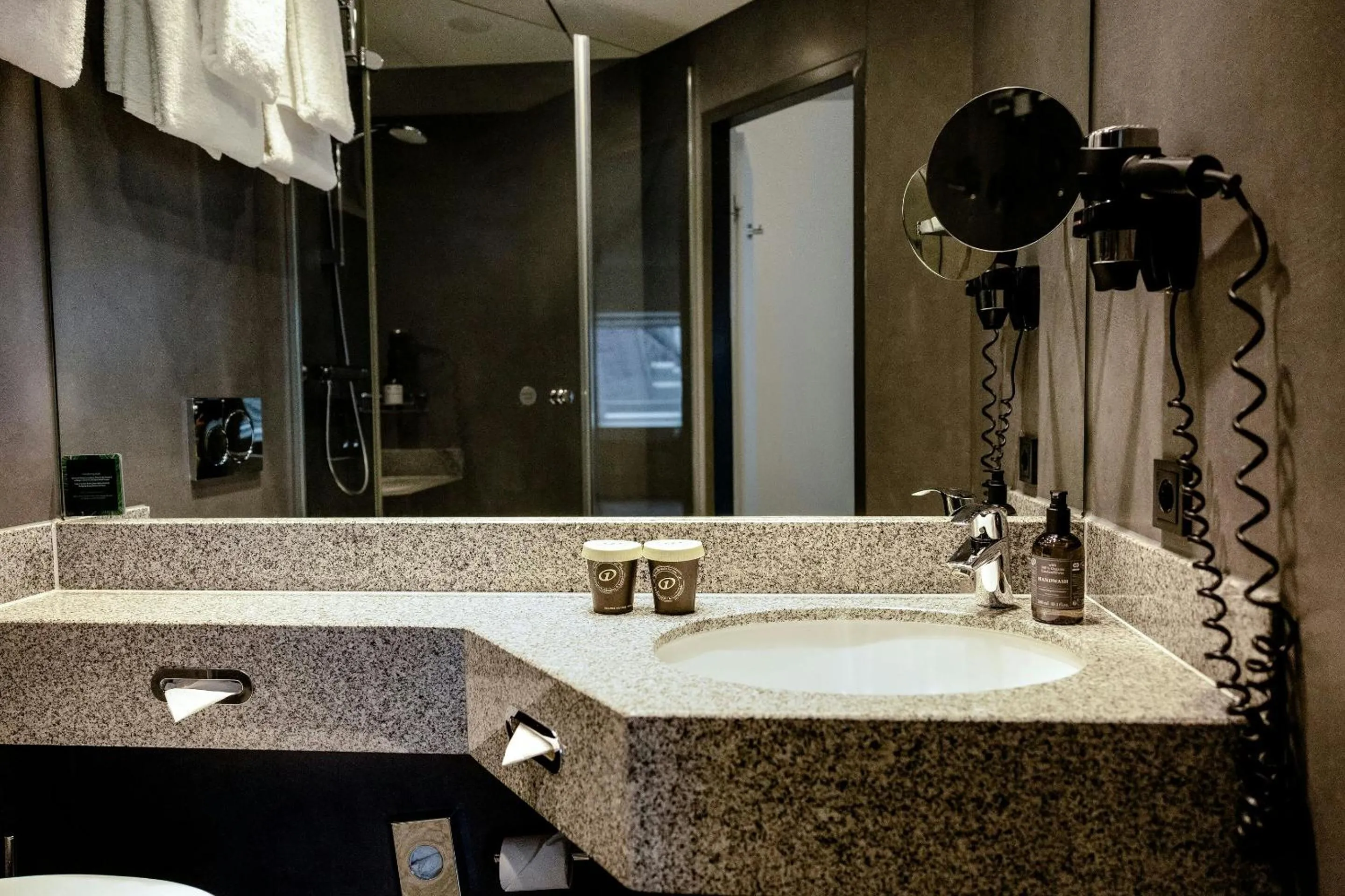 Bathroom in Motel One Frankfurt-Hauptbahnhof
