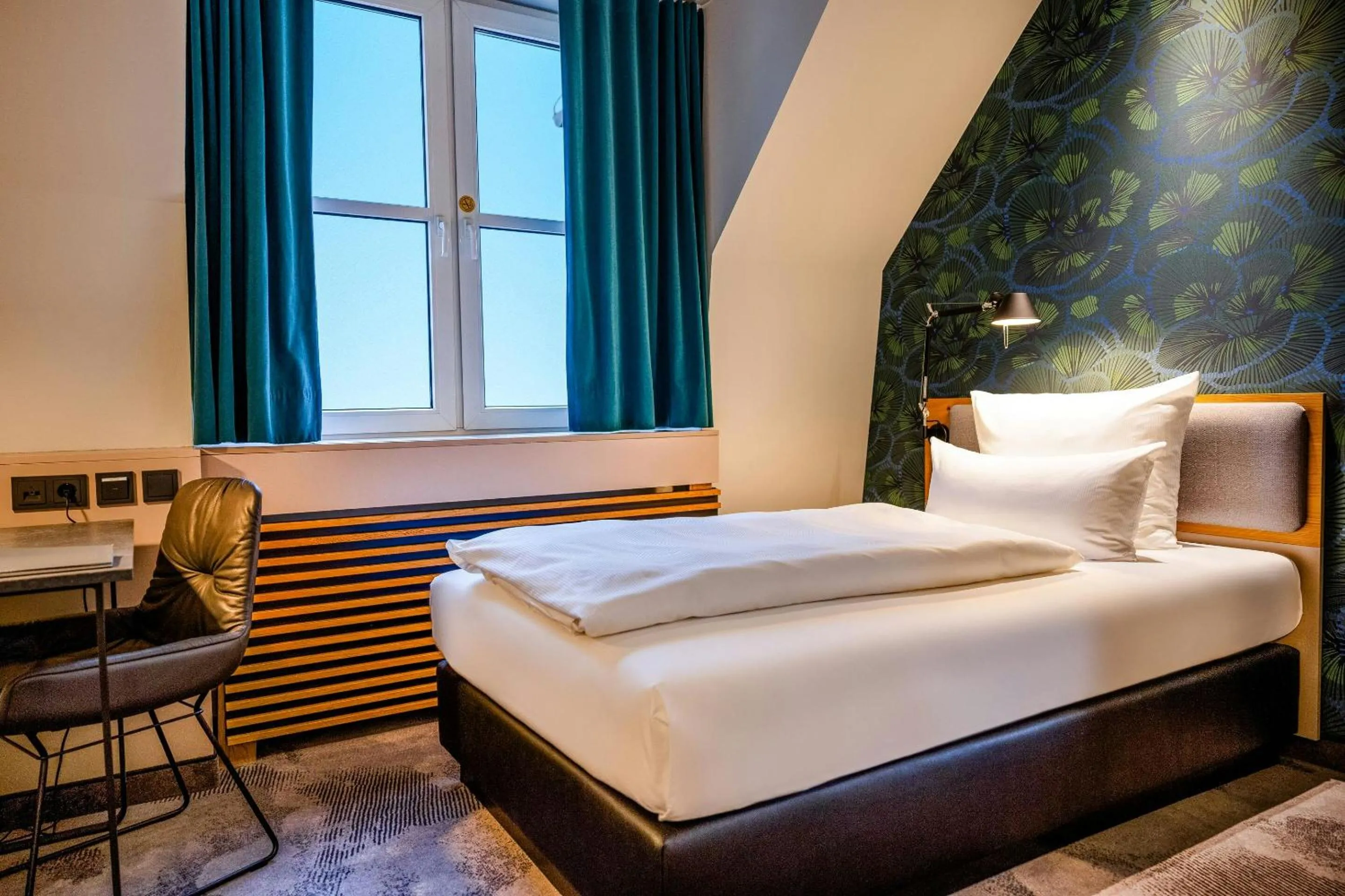 Photo of the whole room, Bed in Motel One Frankfurt-Hauptbahnhof