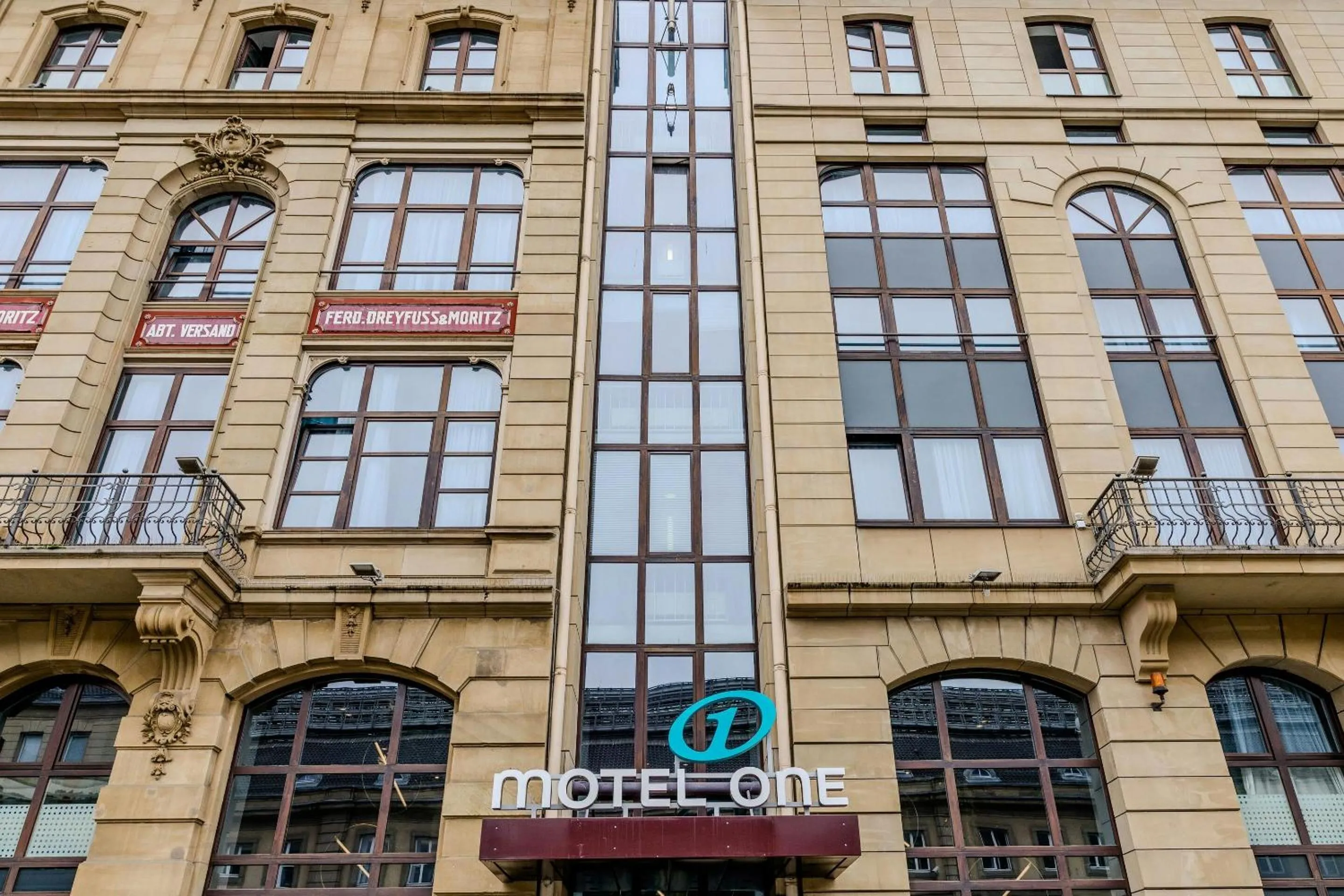 Facade/entrance in Motel One Frankfurt-Hauptbahnhof