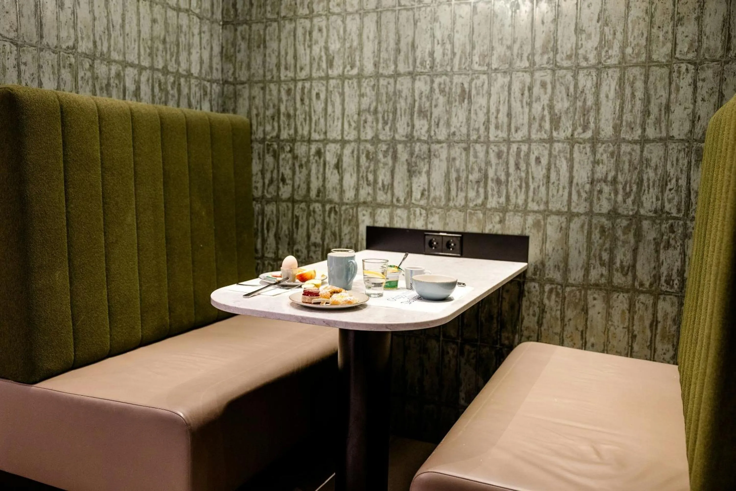 Buffet breakfast in Motel One Frankfurt-Hauptbahnhof