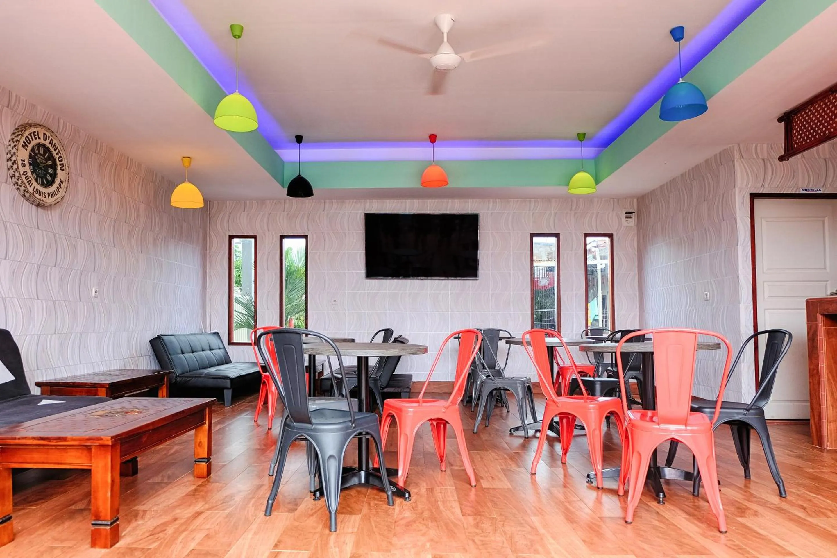 Dining area in Hotel O Jinan Makassar