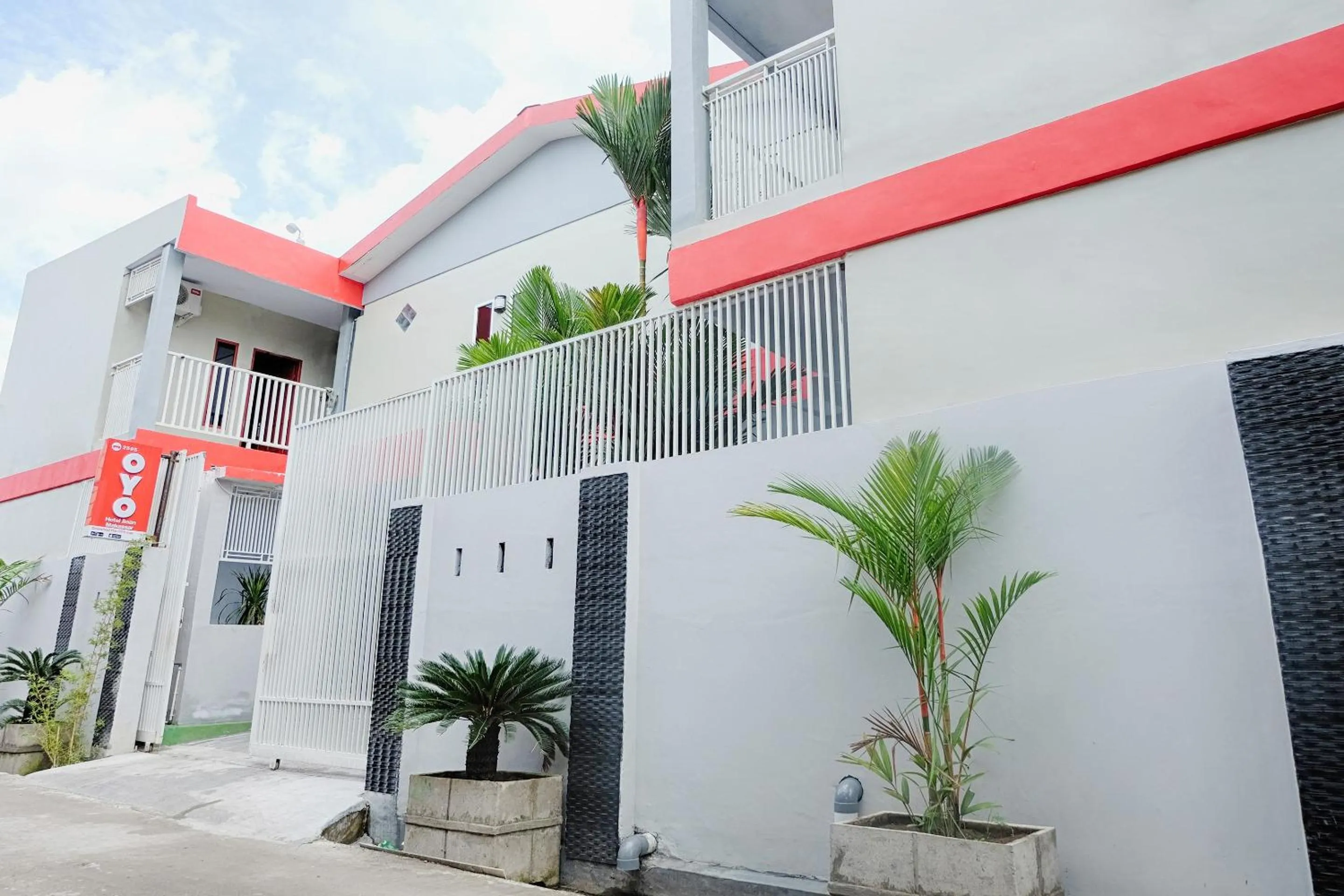 Facade/entrance in Hotel O Jinan Makassar