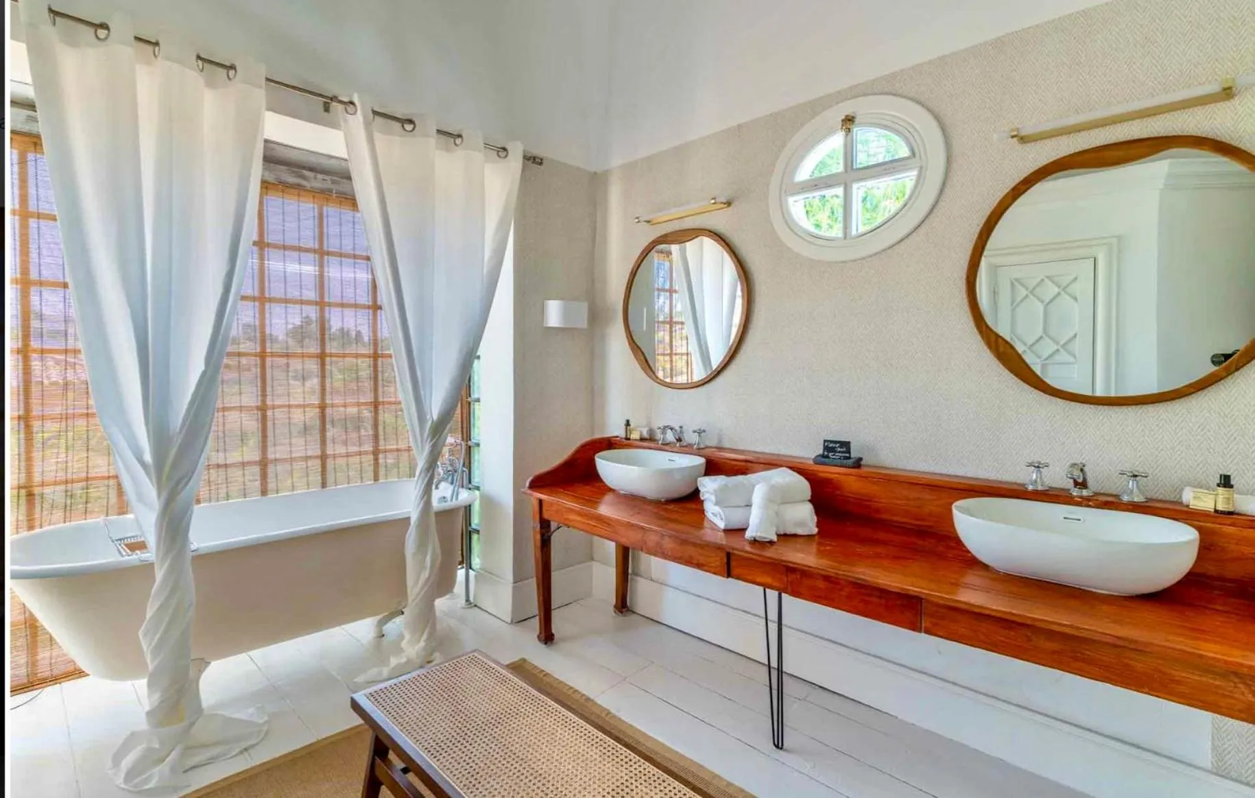 Bathroom, Bed in The Pearl - Marbella