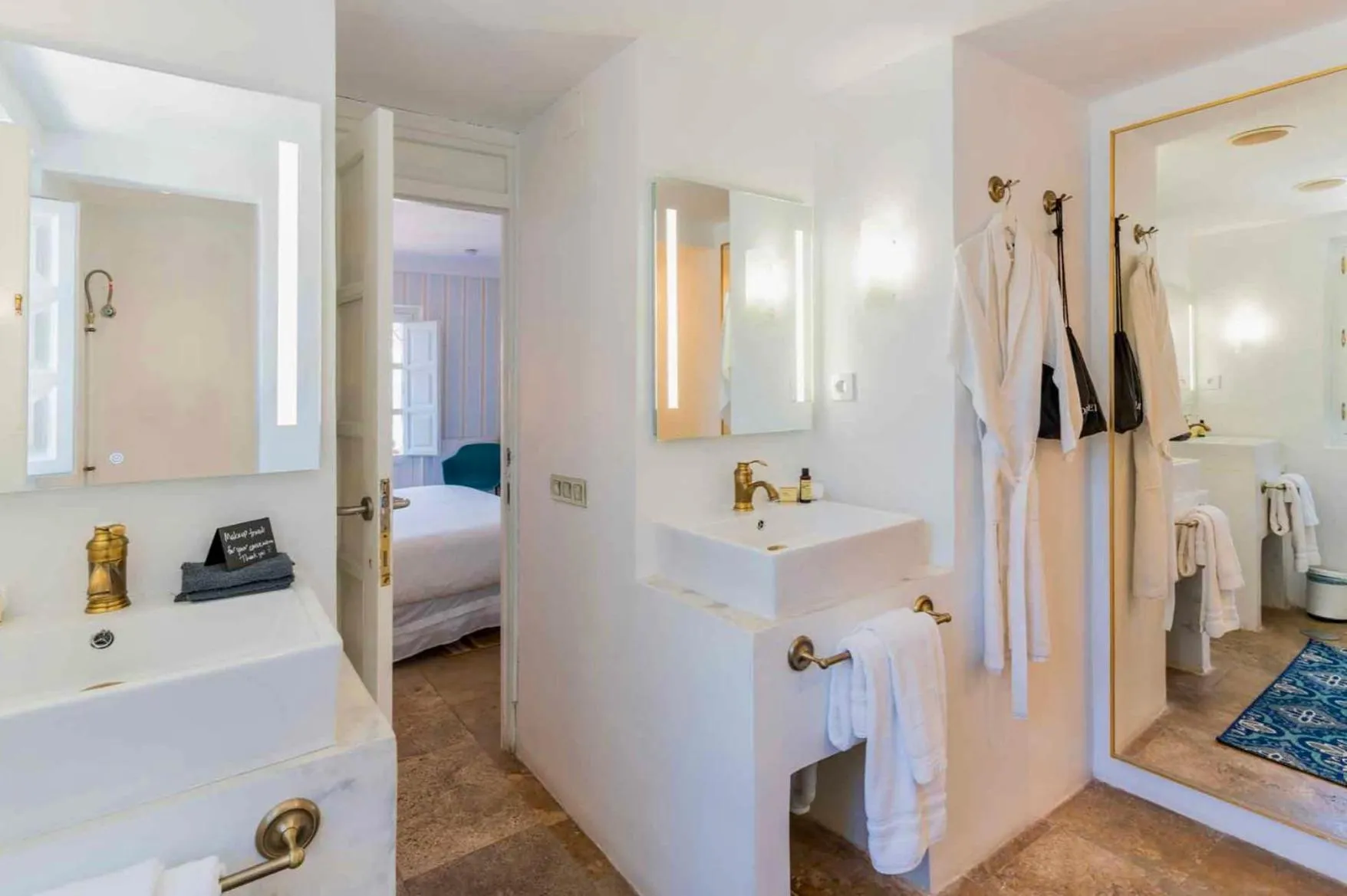 Bathroom, Bed in The Pearl - Marbella