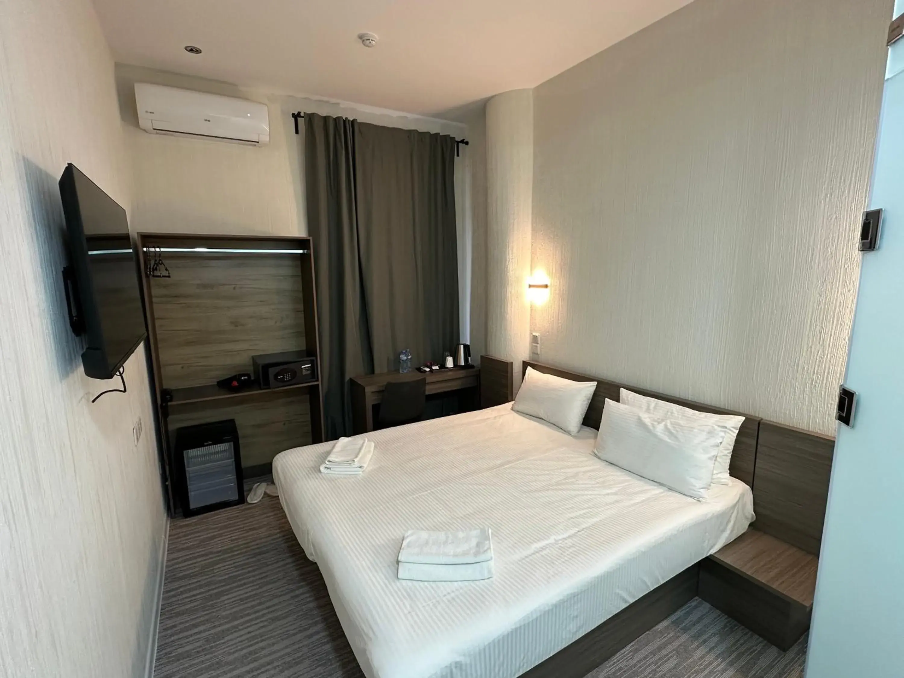 Standard Double Room - single occupancy in City Centre Hotel Standard Double Room - single occupancy in City Centre Hotel