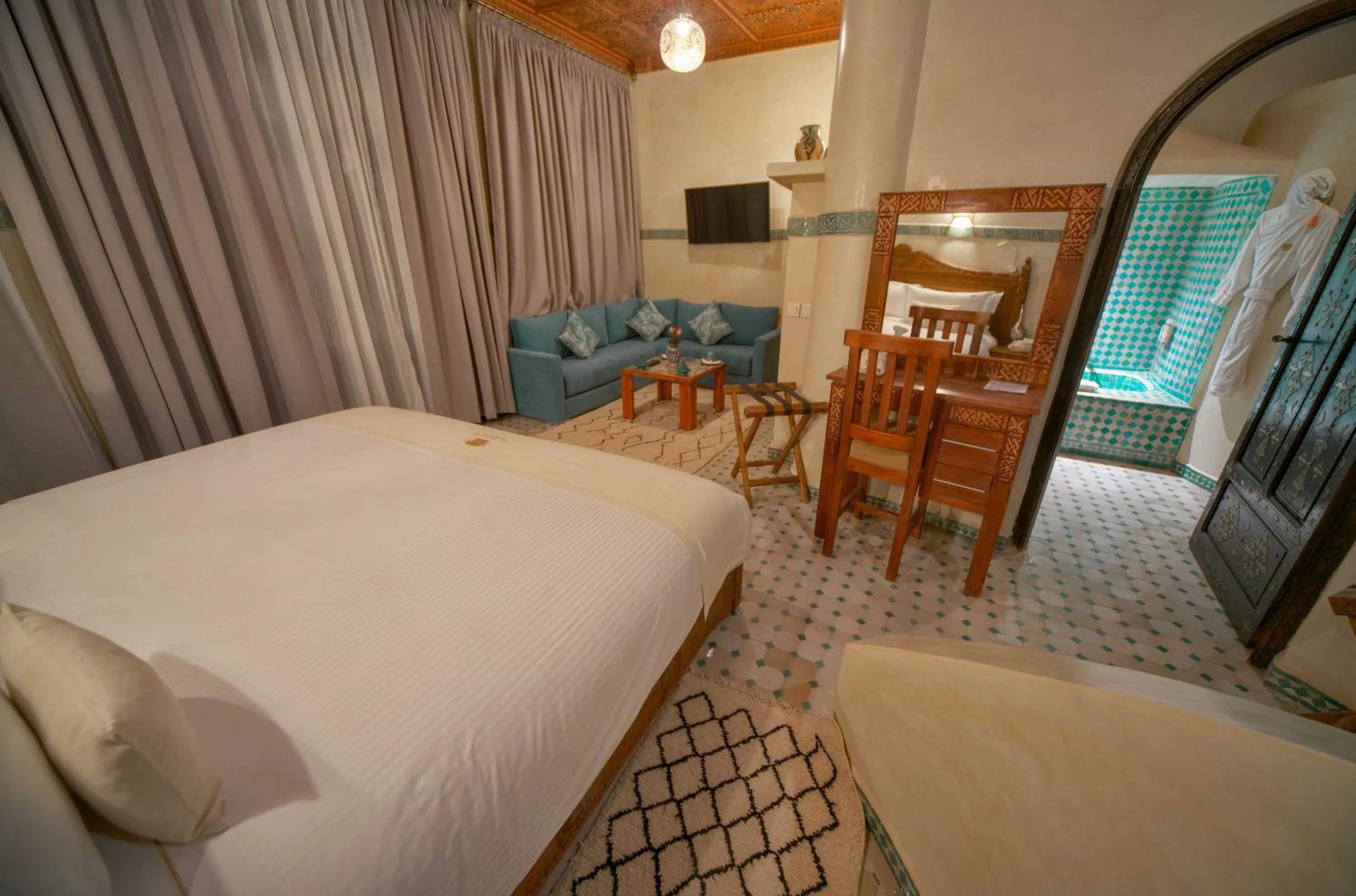 Communal lounge/ TV room, Bed in OZ Palace Ouarzazate & SPA