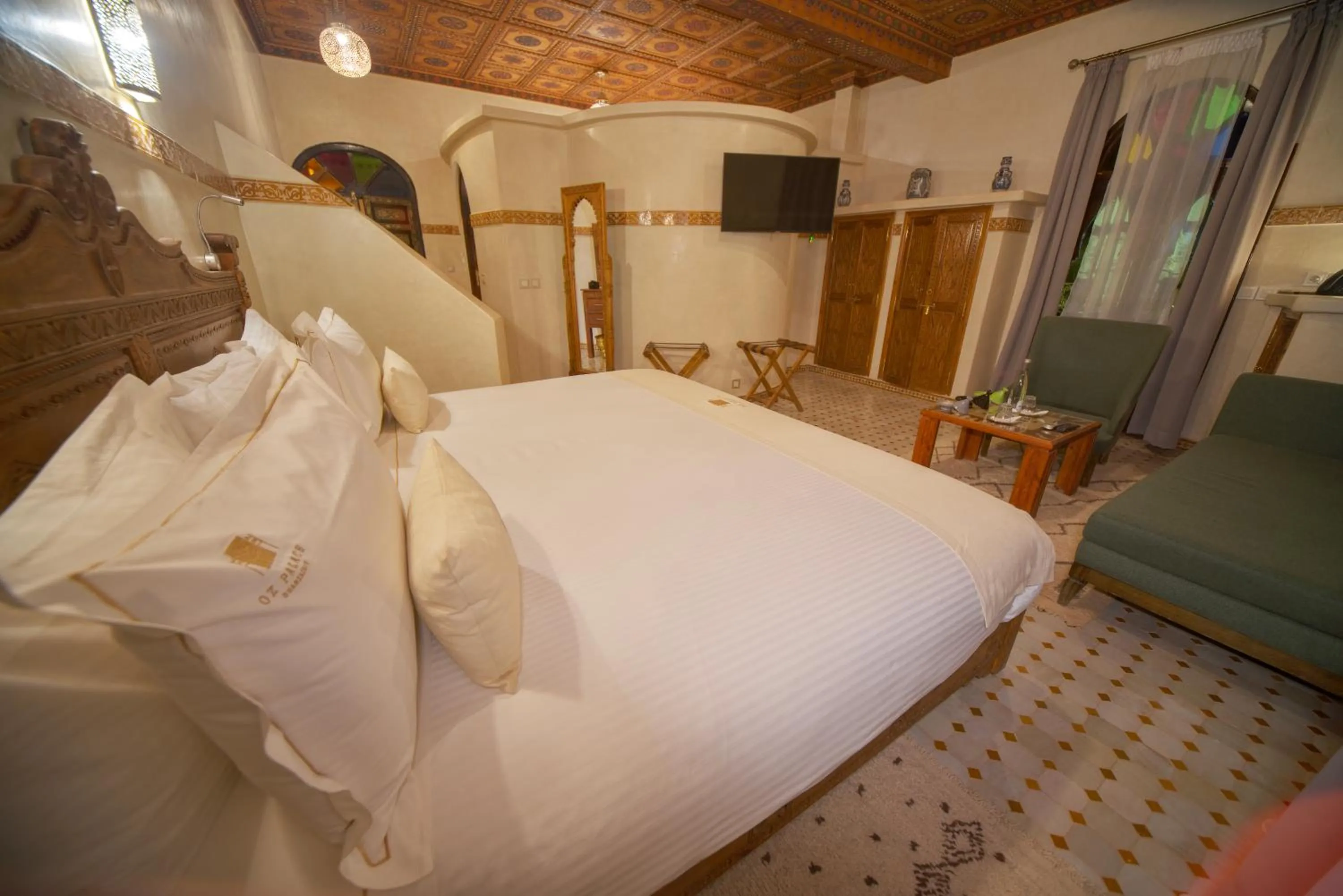 Communal lounge/ TV room, Bed in OZ Palace Ouarzazate & SPA
