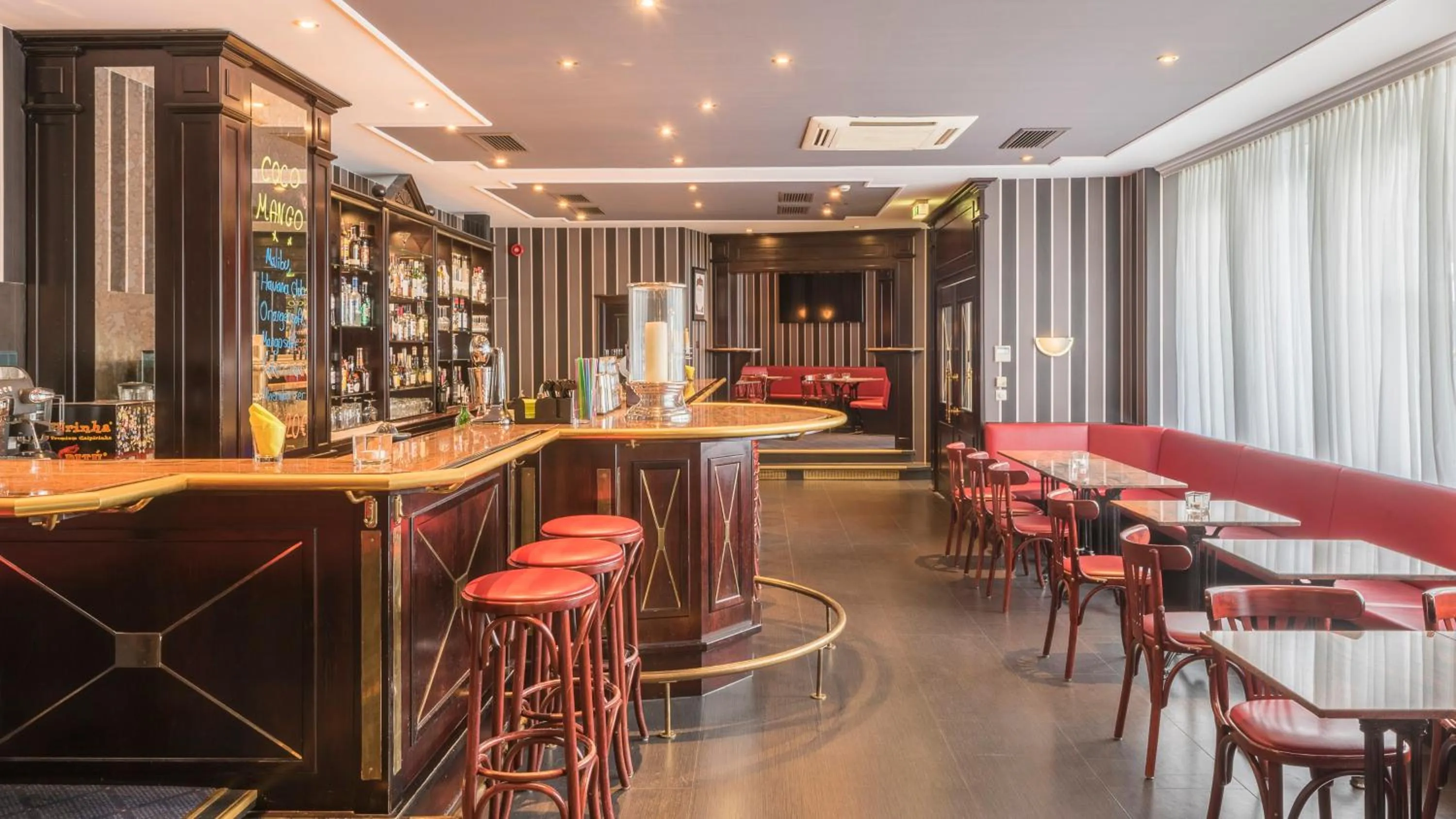 Lounge or bar in Holiday Inn Munich Unterhaching by IHG