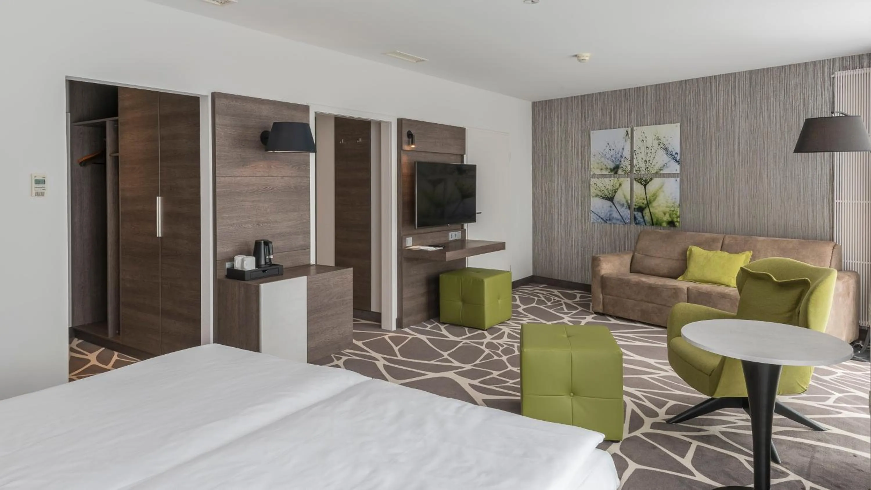 Photo of the whole room, Bed in Holiday Inn Munich Unterhaching by IHG