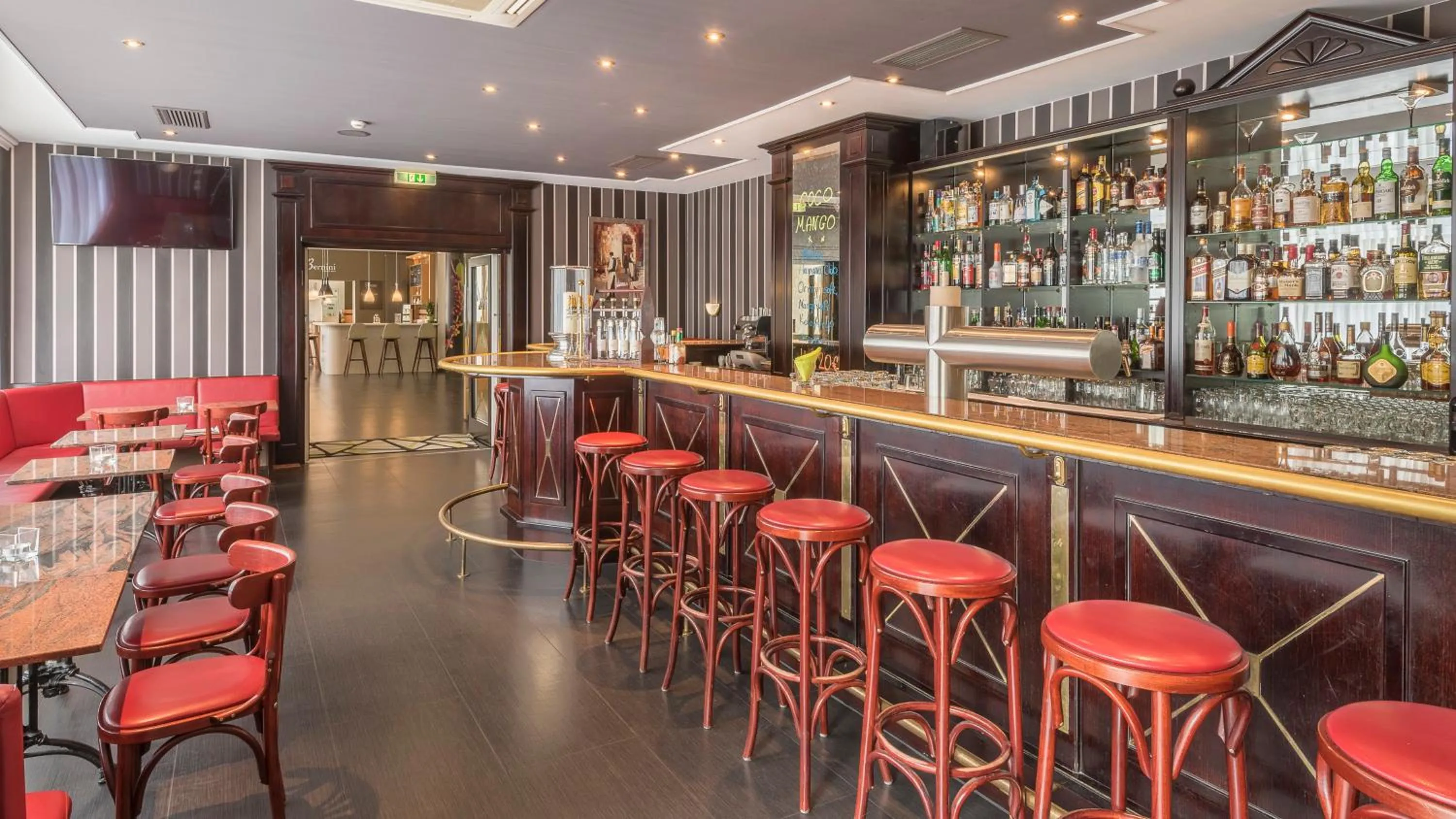 Lounge or bar in Holiday Inn Munich Unterhaching by IHG