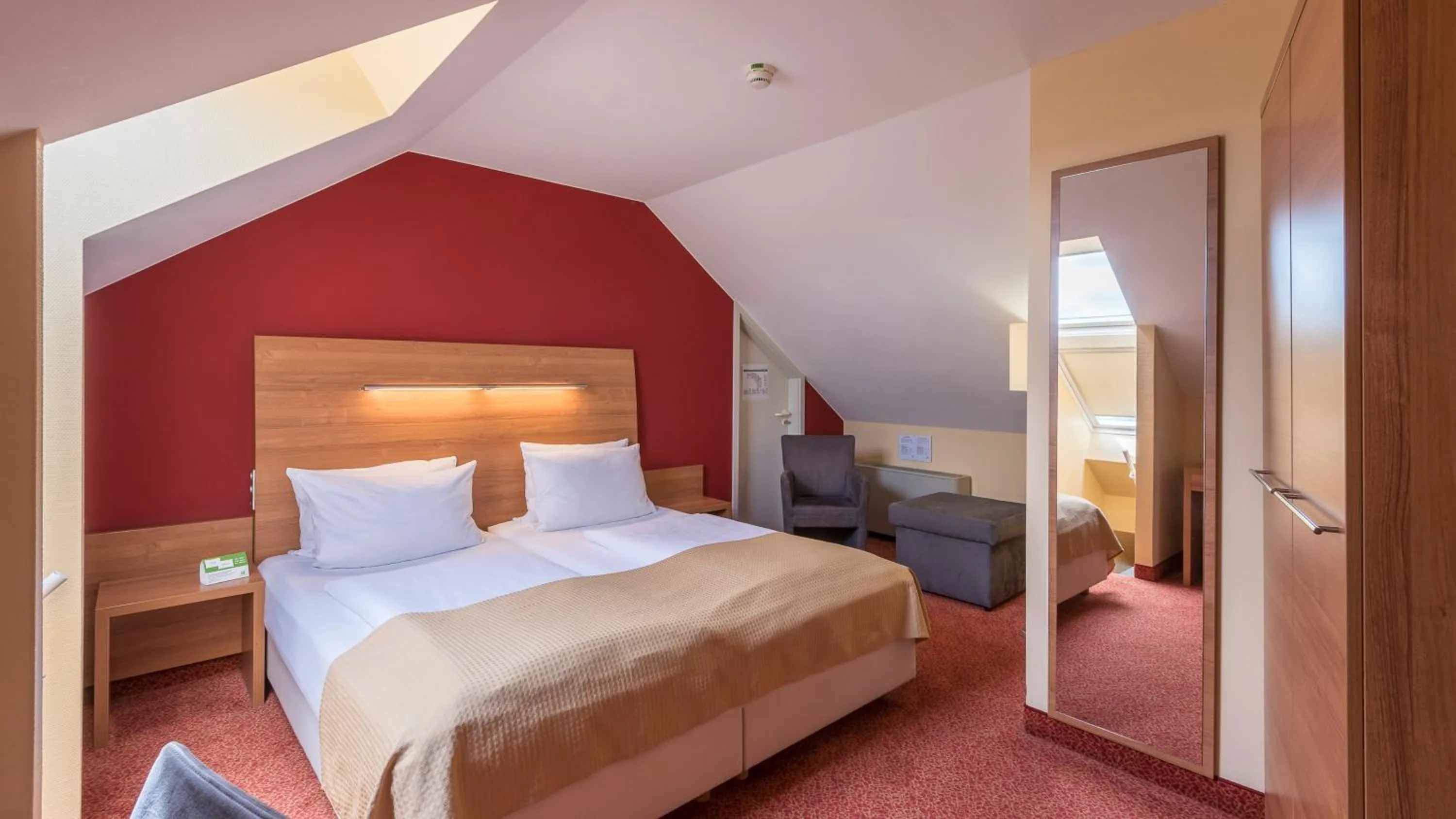 Photo of the whole room, Bed in Holiday Inn Munich Unterhaching by IHG