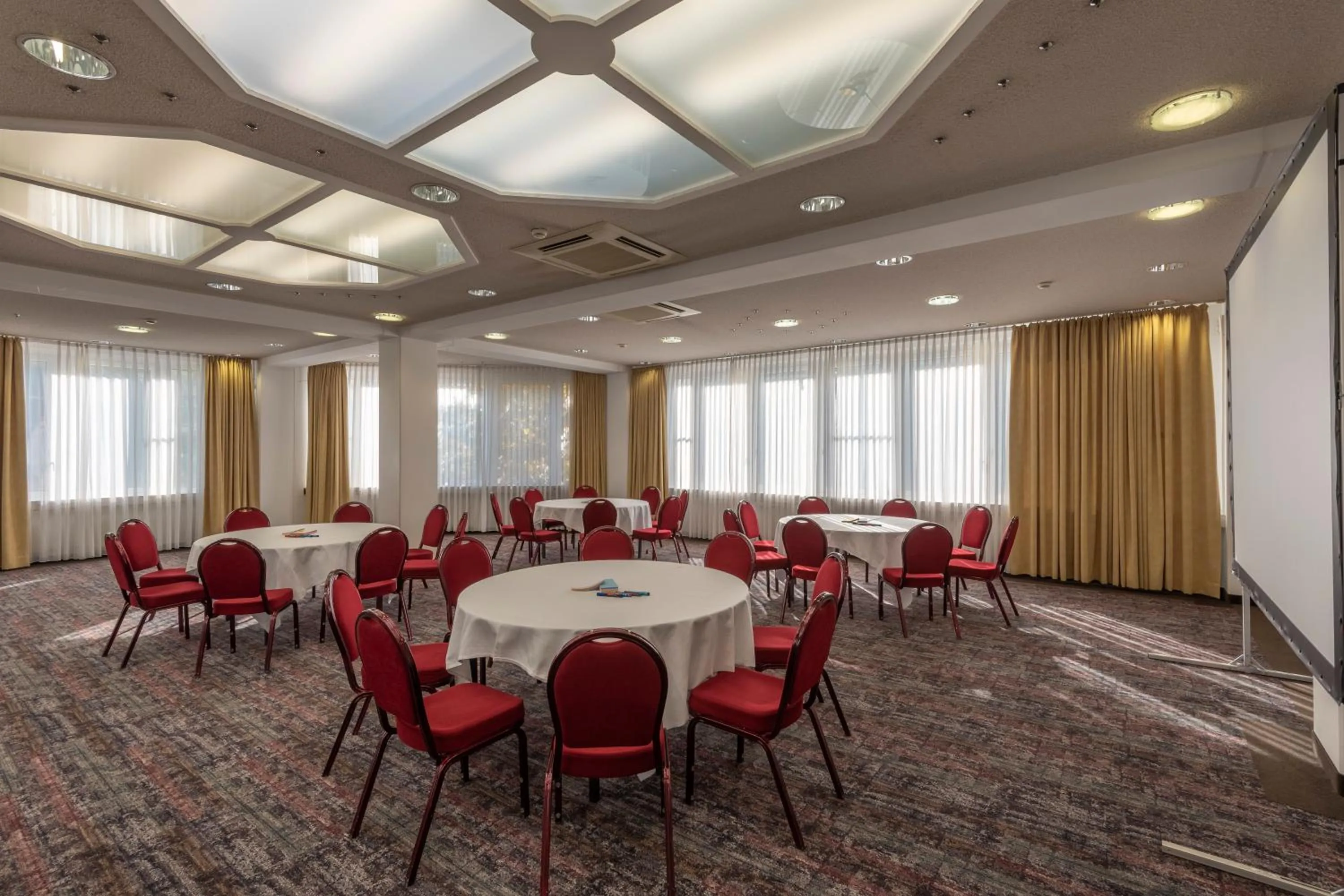 Meeting/conference room in Holiday Inn Munich Unterhaching by IHG