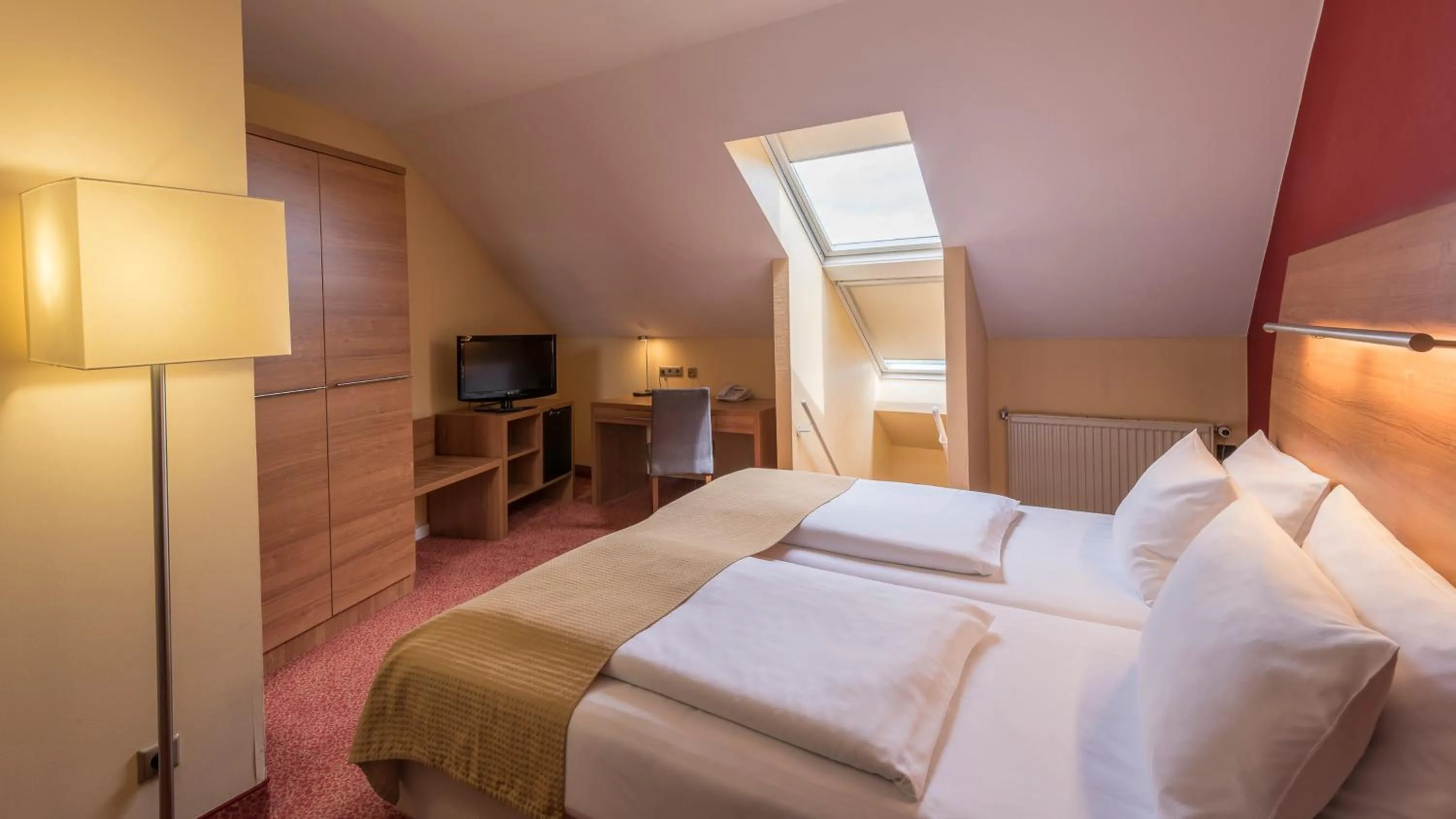 Photo of the whole room, Bed in Holiday Inn Munich Unterhaching by IHG