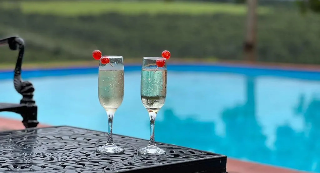 Swimming pool in Far Hills Country Hotel