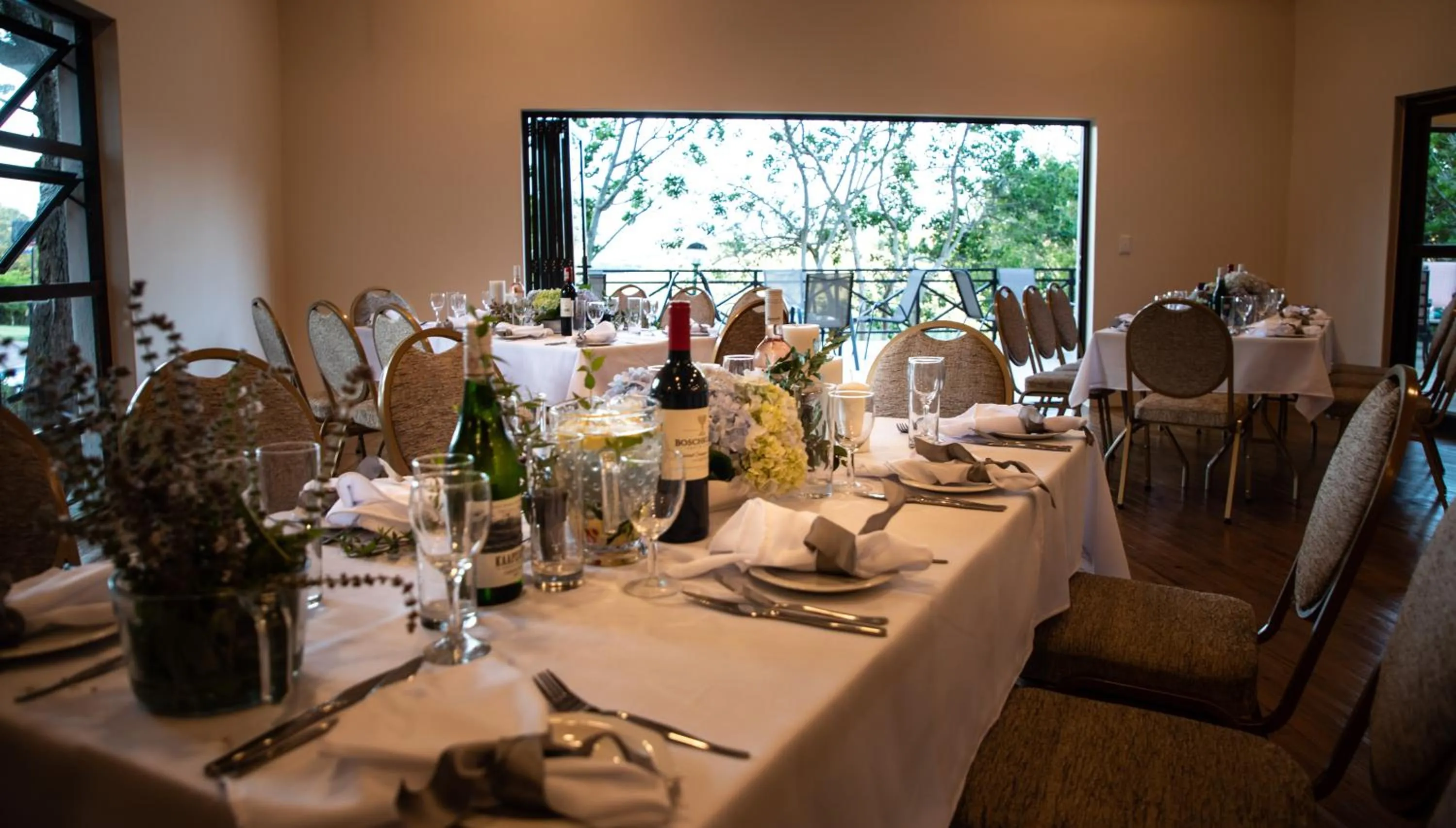 Restaurant/places to eat in Far Hills Country Hotel