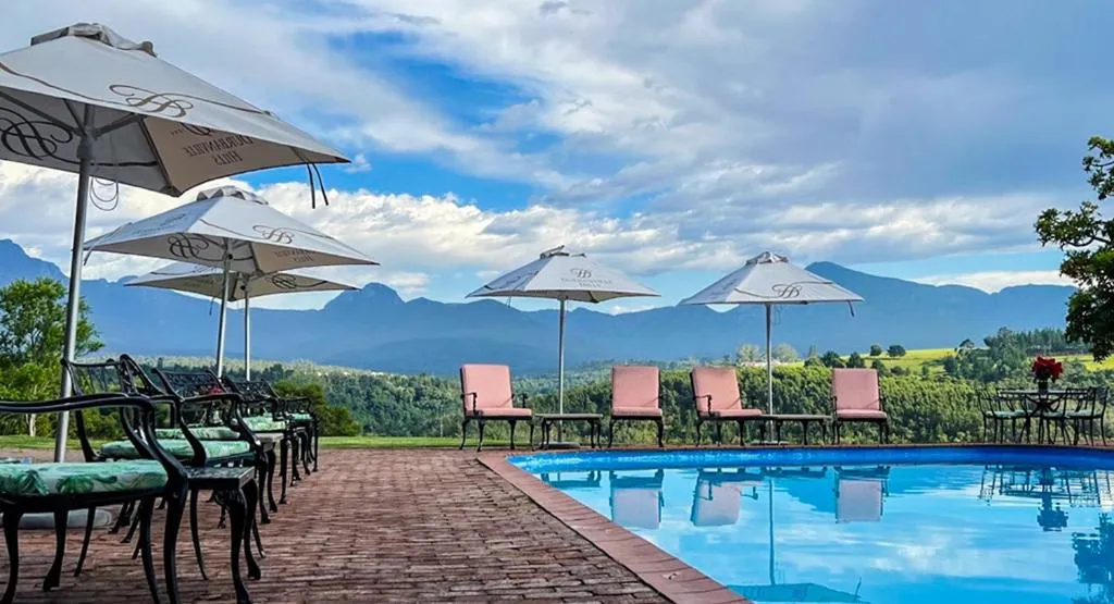 Swimming pool in Far Hills Country Hotel