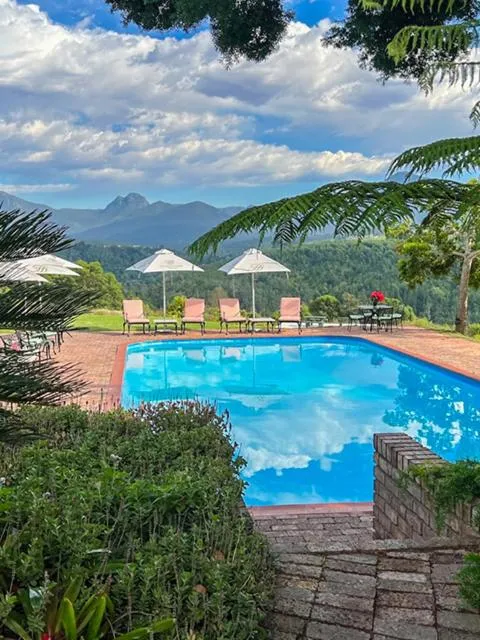 Swimming pool in Far Hills Country Hotel