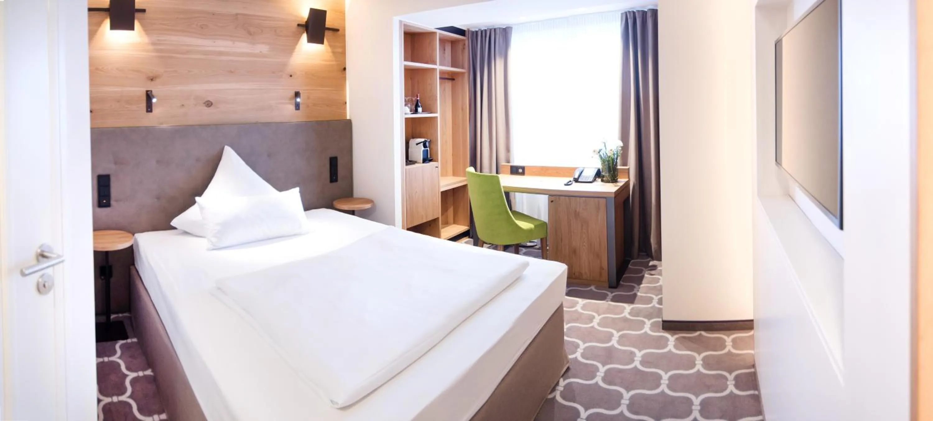 Photo of the whole room, Bed in Olymp Munich