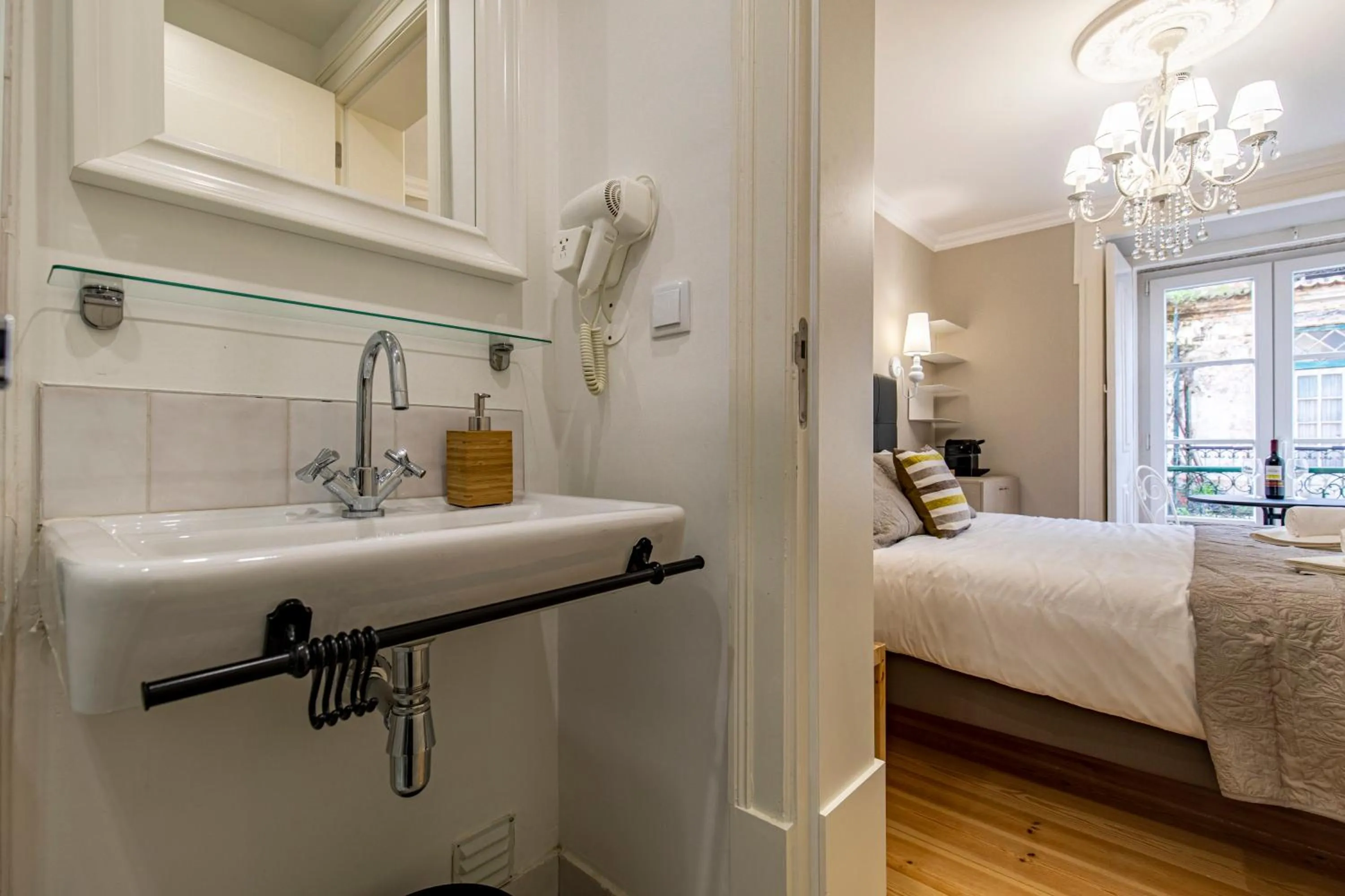 Bathroom, Bed in LovelyStay - Charming Douradoures I